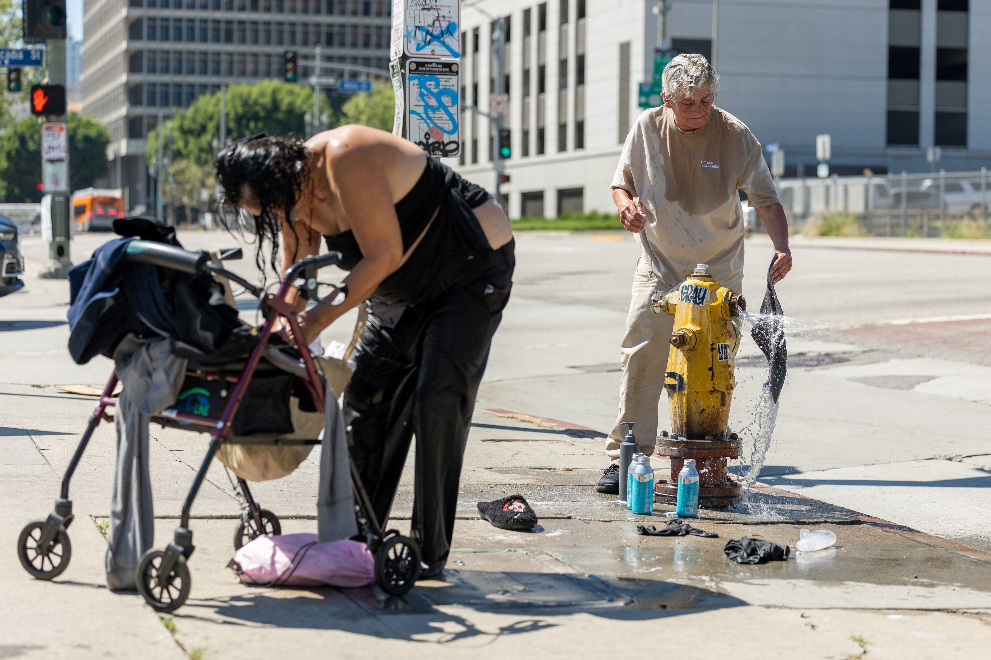 Menschen suchen in Los Angeles Kühlung.