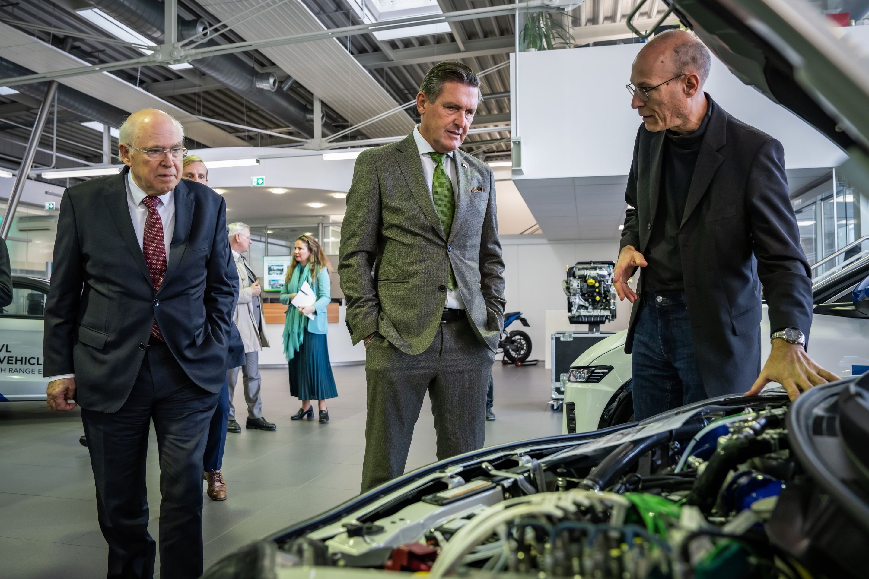 SP-Verkehrsminister Peter Hanke (Mitte) bringt Novelle des Kraftgfahrgesetzes mit neuen Pickerl-Intervallen.