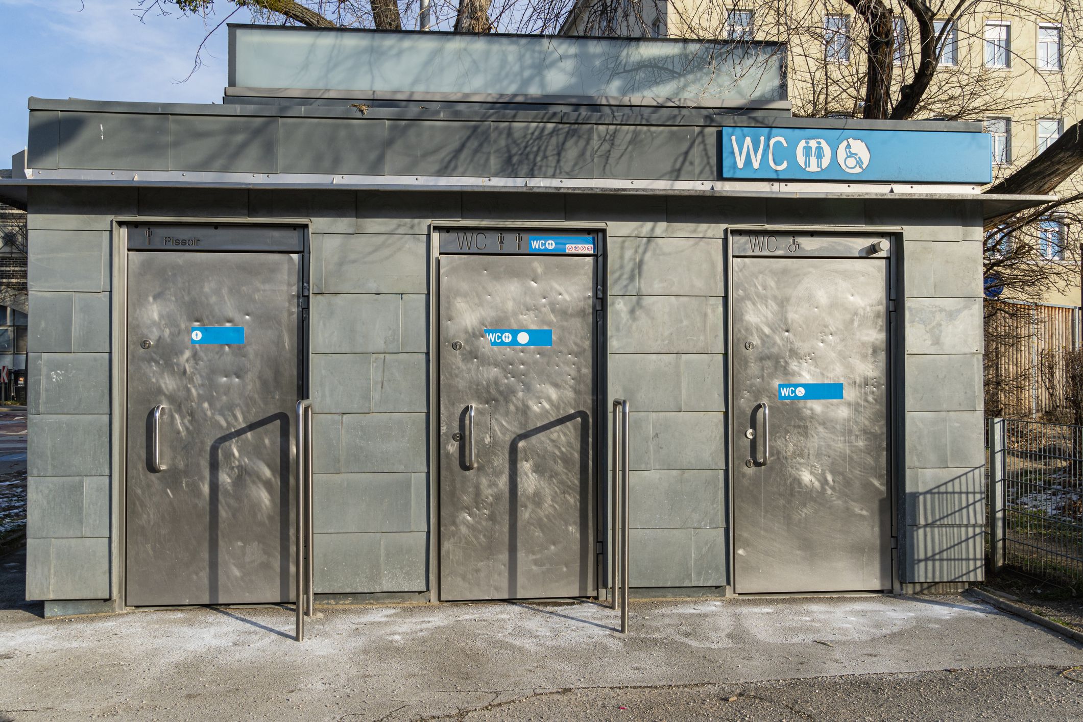 Sit Wochen muss der Pensionist auf öffentliche WCs. (Symbolbild)
