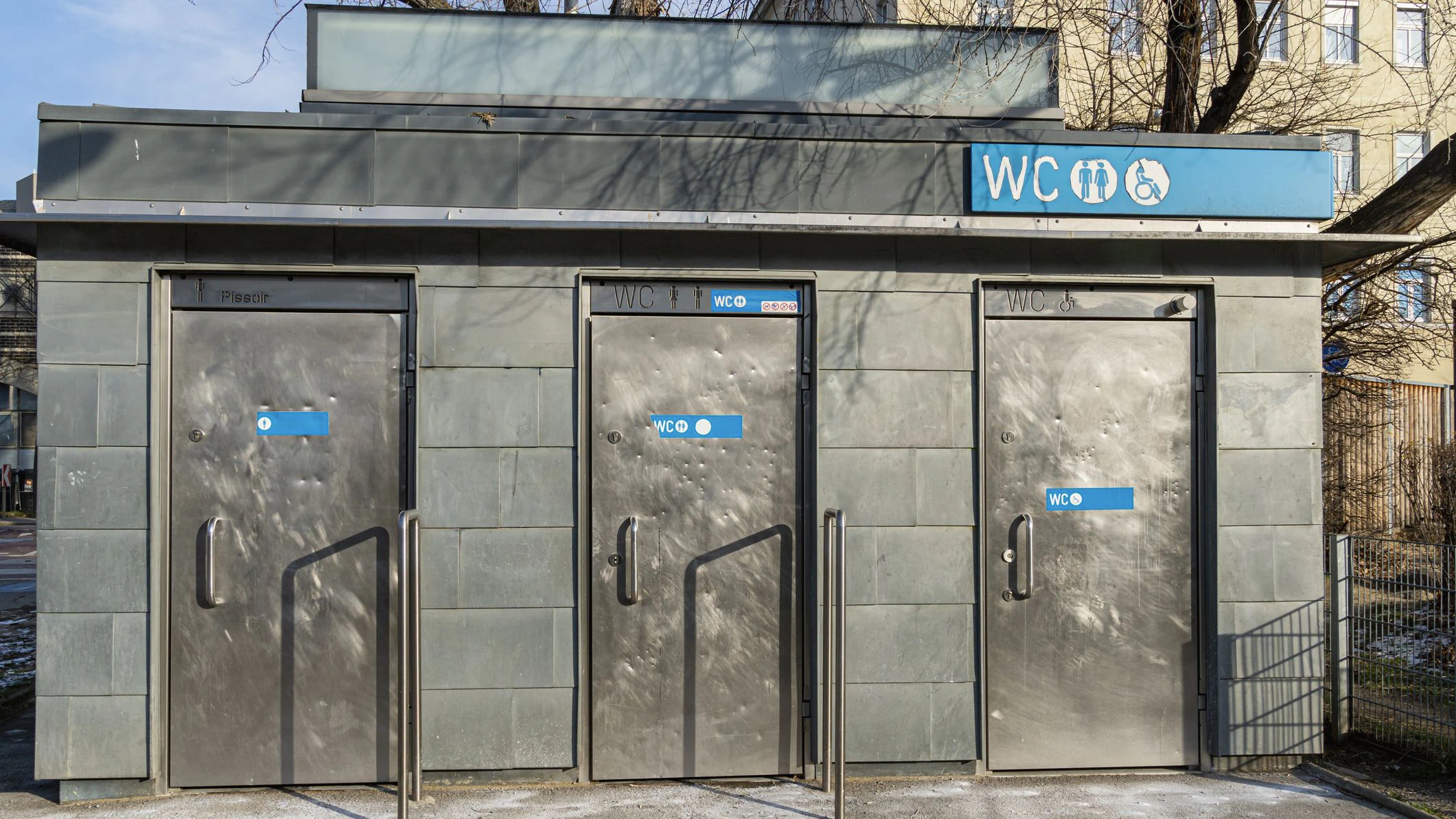 Sit Wochen muss der Pensionist auf öffentliche WCs. (Symbolbild)