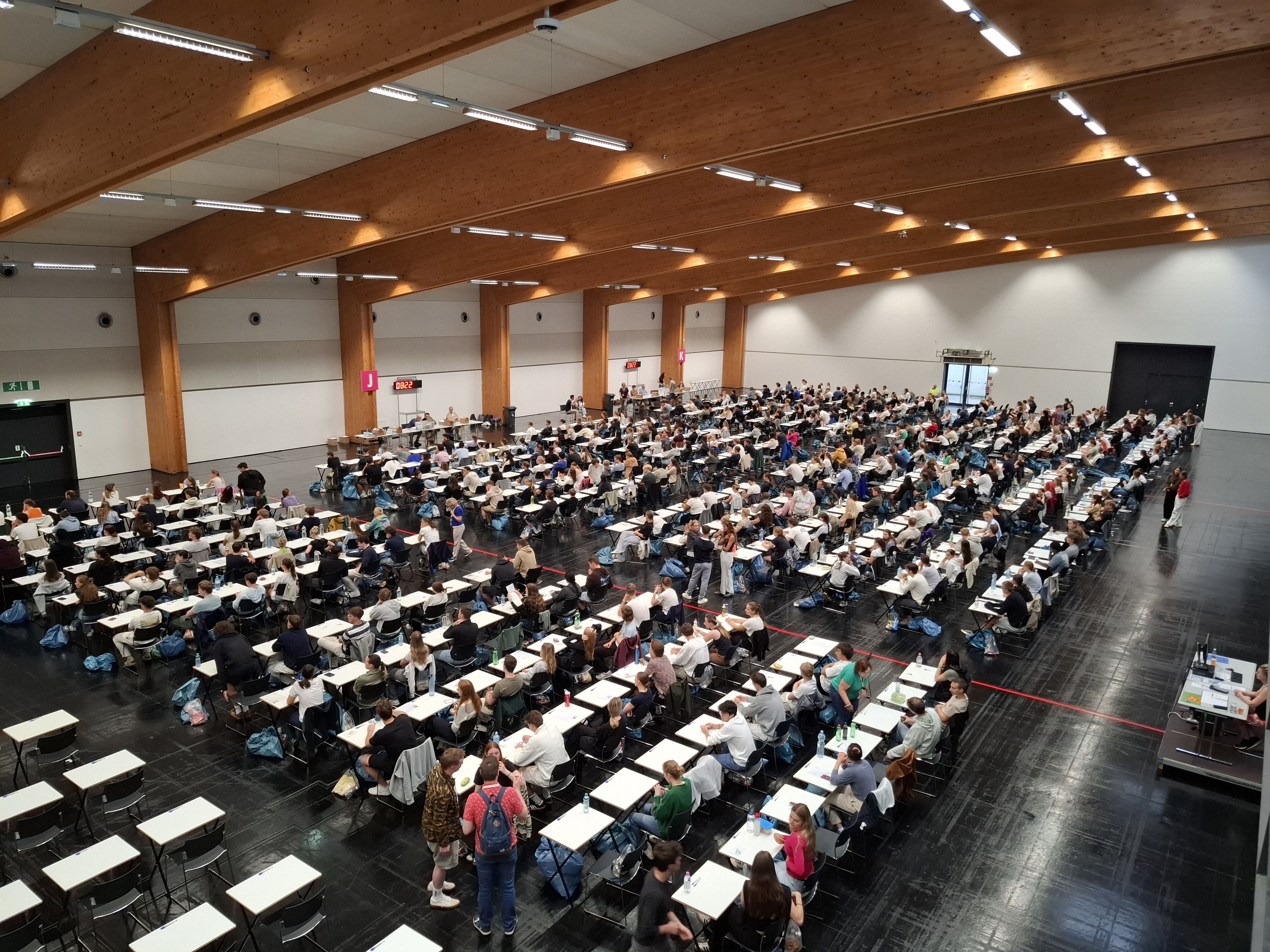 Hunderte Studenten sitzen dicht bei Eingangsprüfung&nbsp; – der Andrang auf Studienplätze in Innsbruck ist enorm.