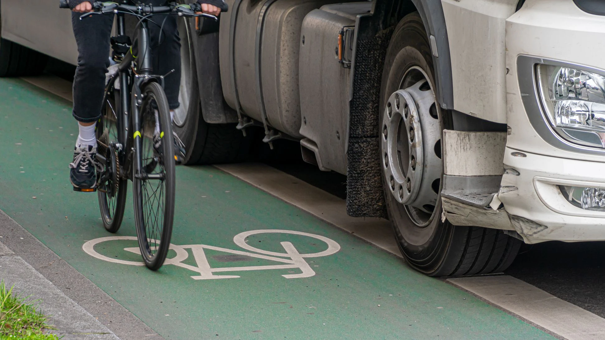 Wie es zu dem Unfall zwischen dem Rad und dem Lkw kam, ist noch unklar. (Symbolbild)