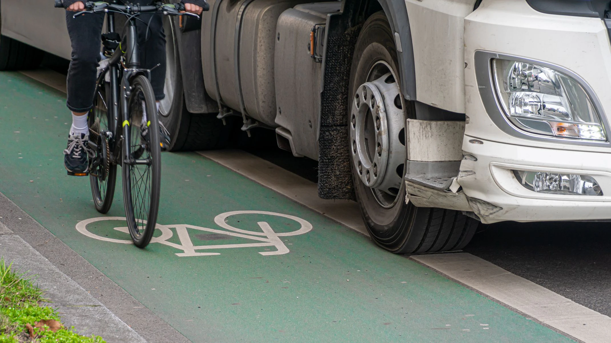 Wie es zu dem Unfall zwischen dem Rad und dem Lkw kam, ist noch unklar. (Symbolbild)