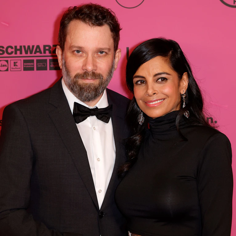 Die Schauspielerin Collien Fernandes erhebt im Spiegel schwere Vorwürfe gegen Ex-Mann Christian Ulmen. Er soll gefälschte Sexfotos und manipulierte Pornos von ihr an fremde Männer geschickt haben. Sie fühle sich "digital vergewaltigt", sagt sie. Die Justiz ermittelt.