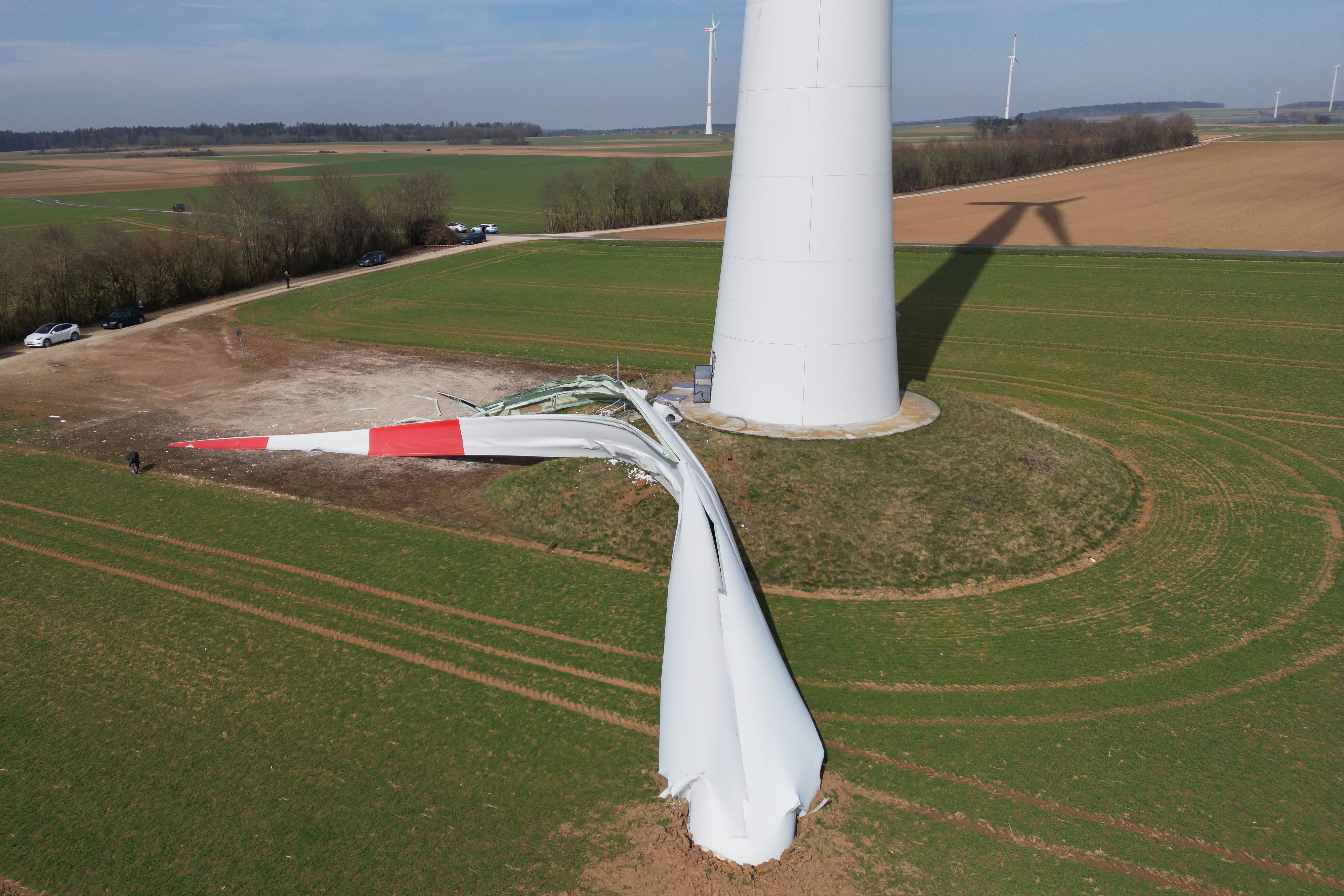 Das 15 Tonnen schwere Rotorblatt liegt nach dem Absturz im Windpark Berching am Boden.