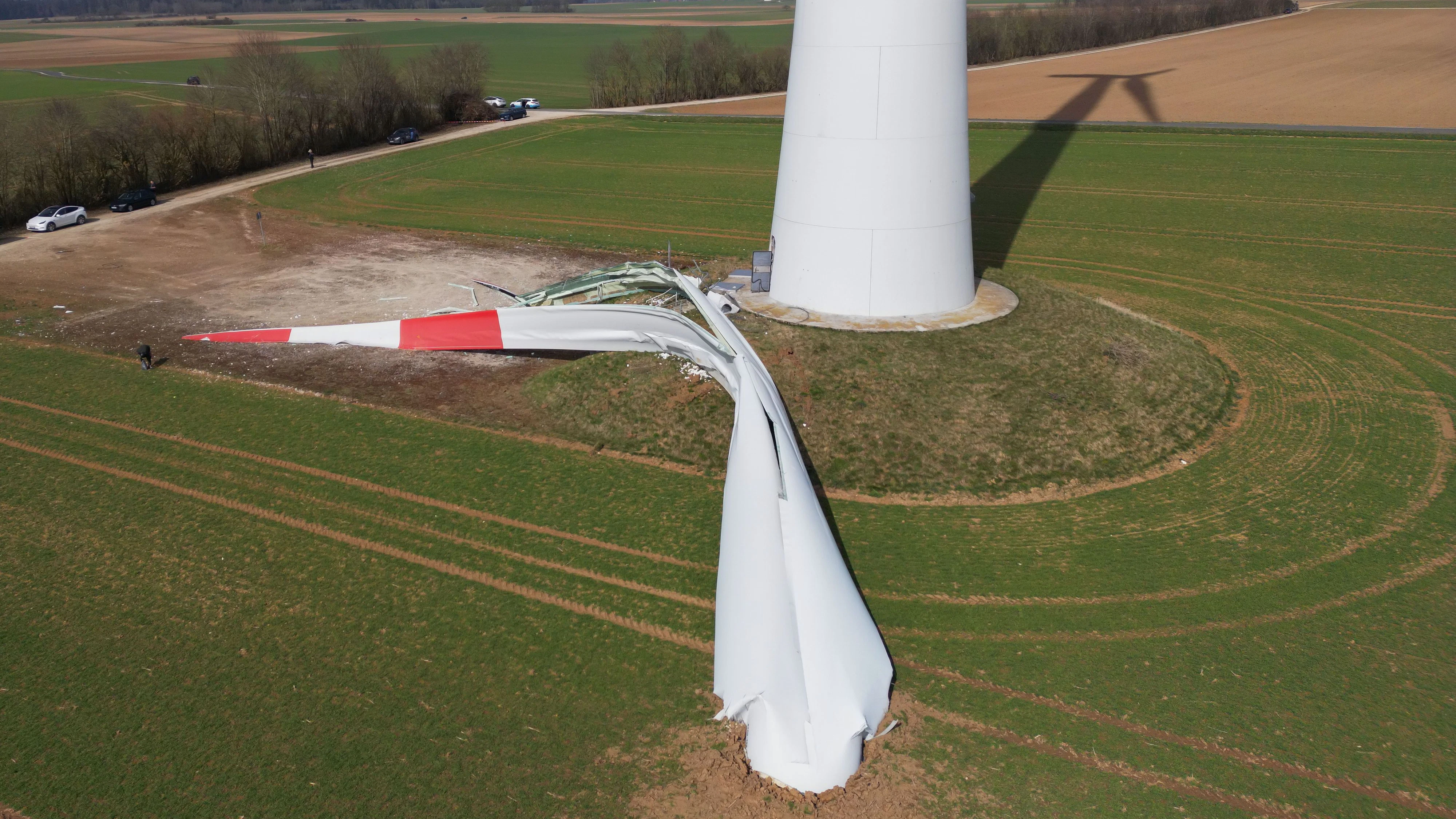 19 March 2026, Bavaria, Berching: A 15-ton rotor blade from a wind turbine fell to the ground at the Bürgerwindpark (photo taken with a drone). According to the operating company, no one was injured. Photo: Daniel Löb/dpa