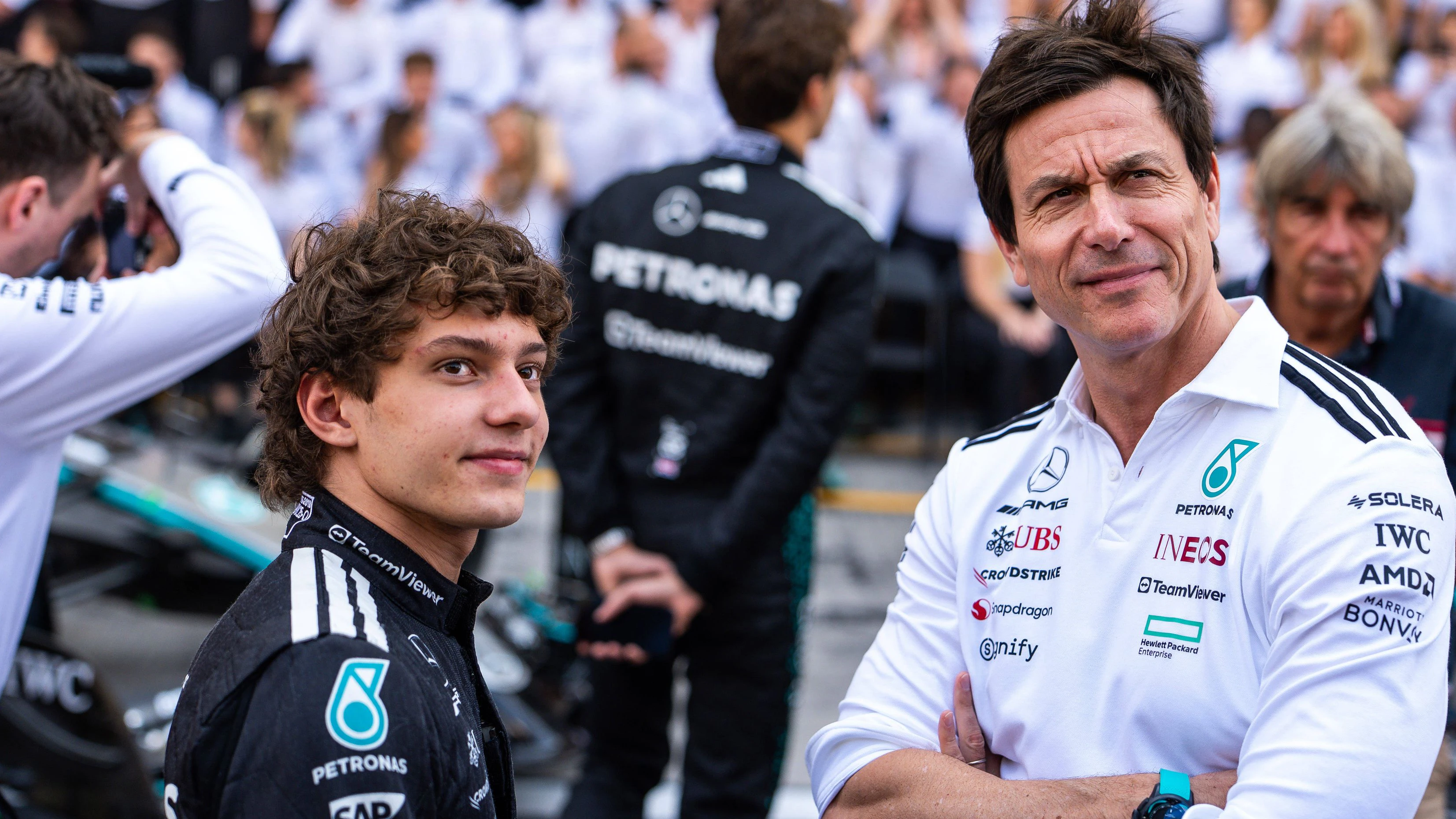 F1 2025: Abu Dhabi Grand Prix in Abu Dhabi - 07 Dec 2025 Toto Wolff and Kimi Antonelli in the pit lane for team photo at the Formula 1 Abu Dhabi Grand Prix 2025. Abu Dhabi United Arab Emirates Copyright: xLucaxMartinix/xSOPAxImagesx LMB04007