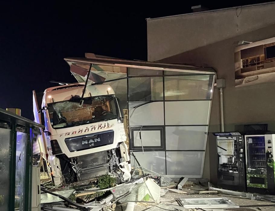 Der LKW zerstörte die gesamte Fassade.