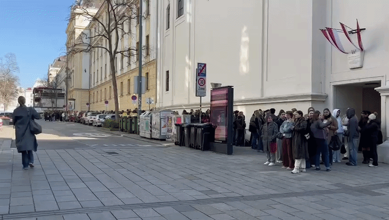 Diese beliebte Supermarkt-Kette hat es in sich – und sorgt bei der Eröffnung eines Shops für eine Riesen-Schlange.