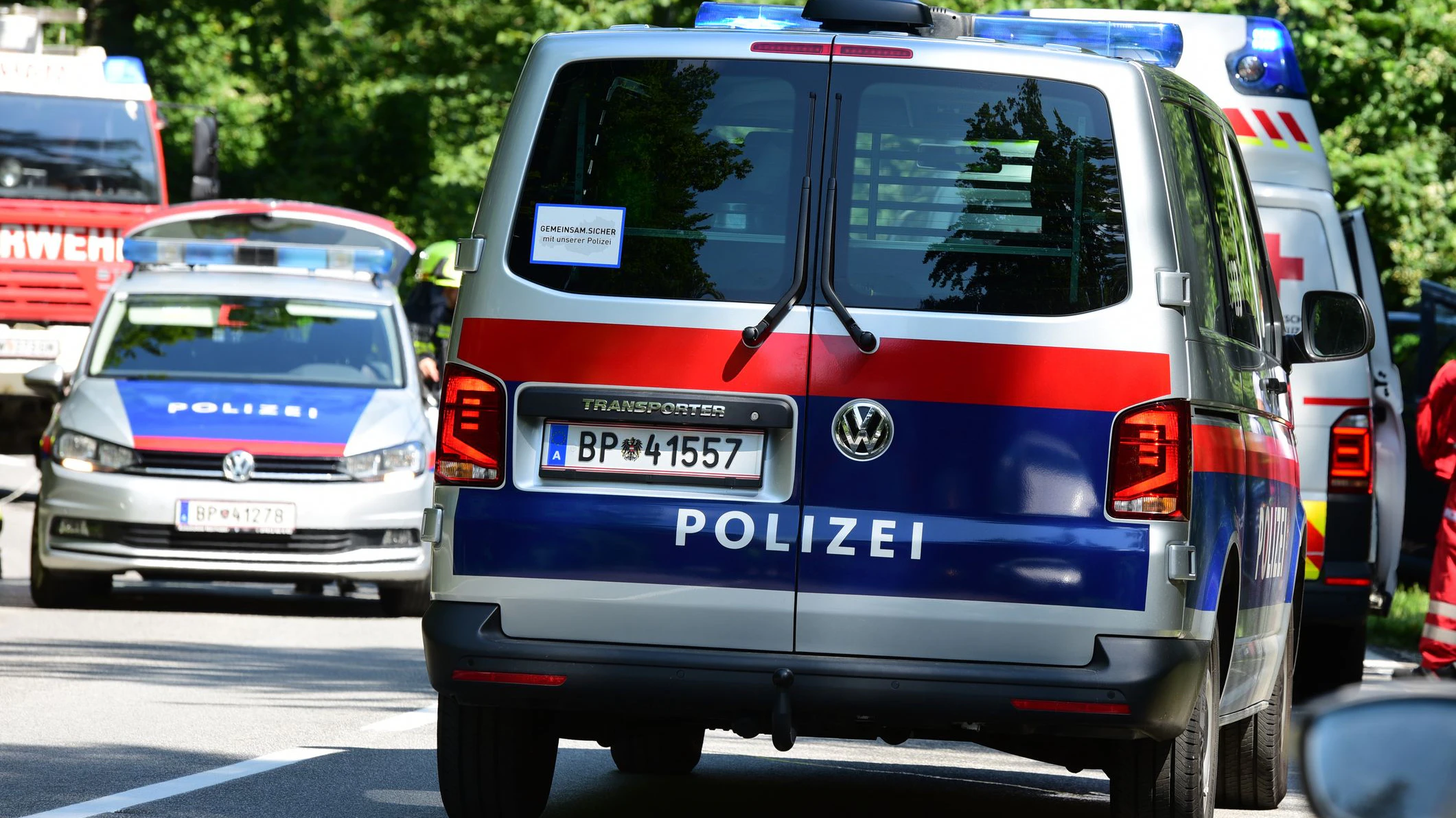 Bei dem Polizeieinsatz wurde ein Beamter verletzt.