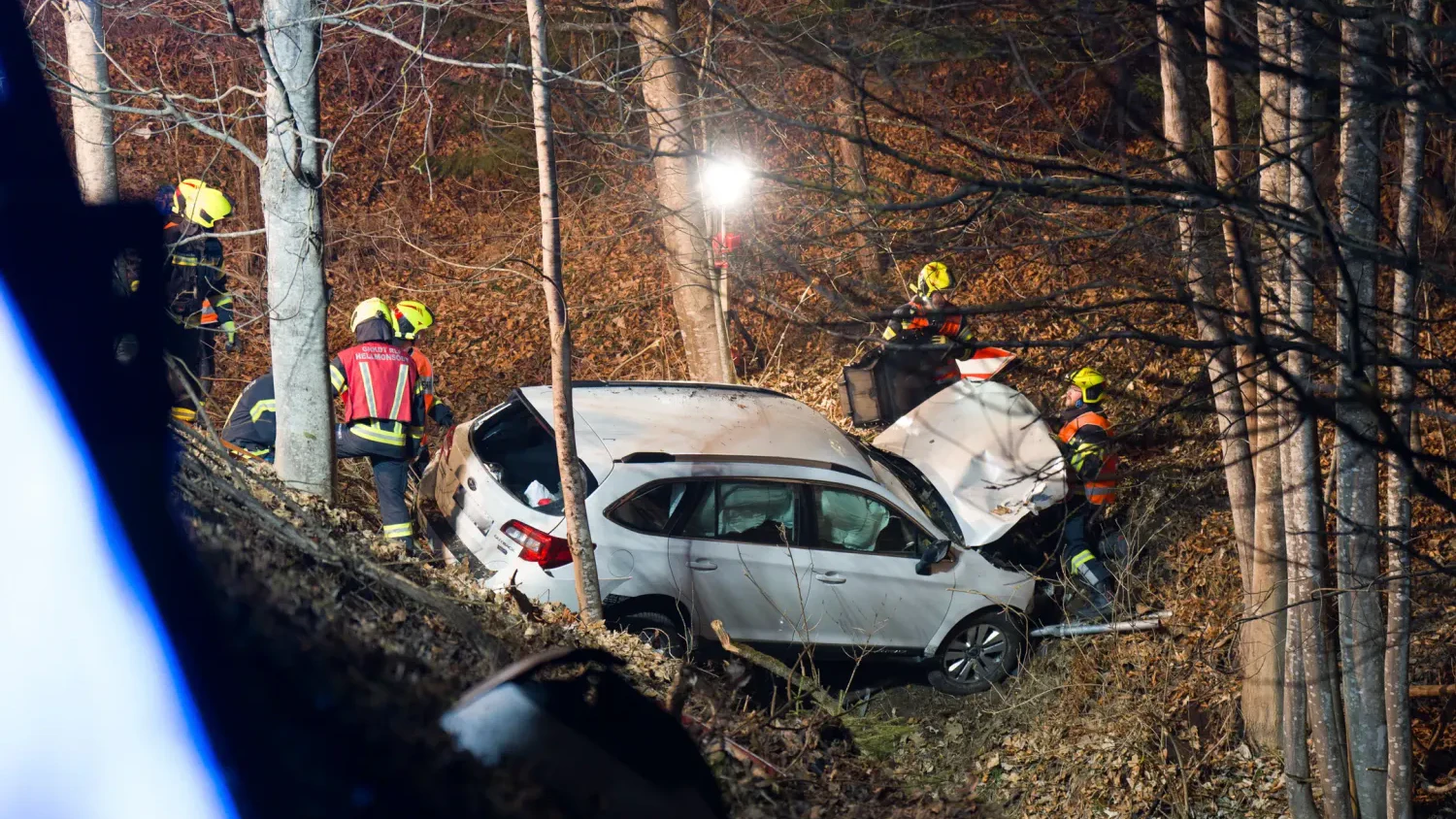 Heute.at - Schwerer Crash! Auto fliegt meterweit durch die Luft