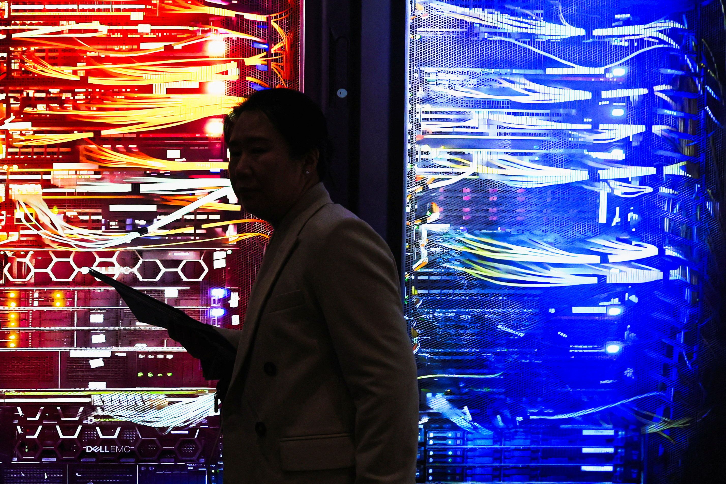 Besonders gefährdet seien die US-amerikanische Defense Industrial Base, kritische Infrastrukturen in Finanzwesen, Telekommunikation, öffentlicher Versorgung und Industrieproduktion sowie Öl- und Gasanlagen, um Märkte zu verunsichern.