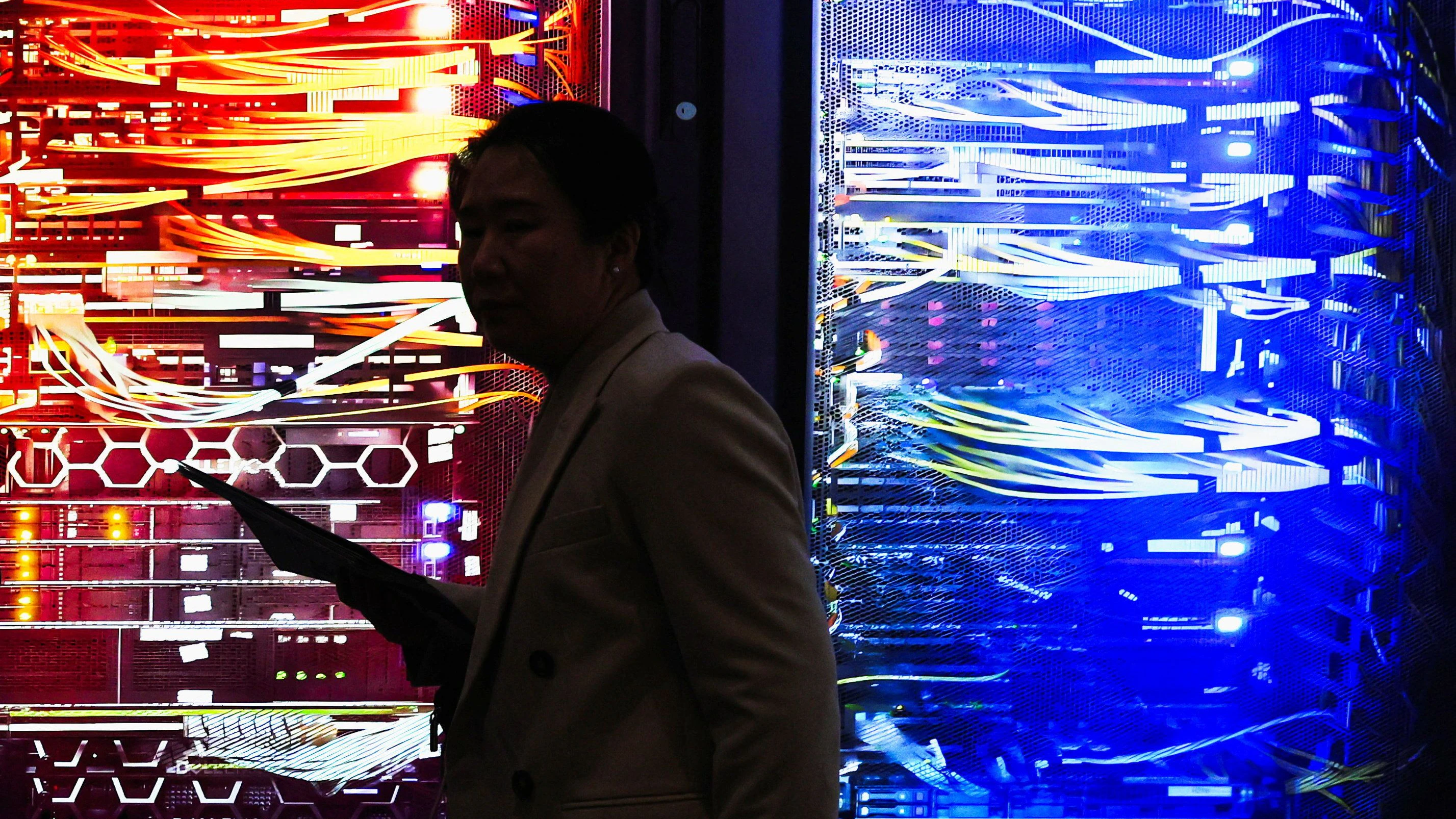 Besonders gefährdet seien die US-amerikanische Defense Industrial Base, kritische Infrastrukturen in Finanzwesen, Telekommunikation, öffentlicher Versorgung und Industrieproduktion sowie Öl- und Gasanlagen, um Märkte zu verunsichern.