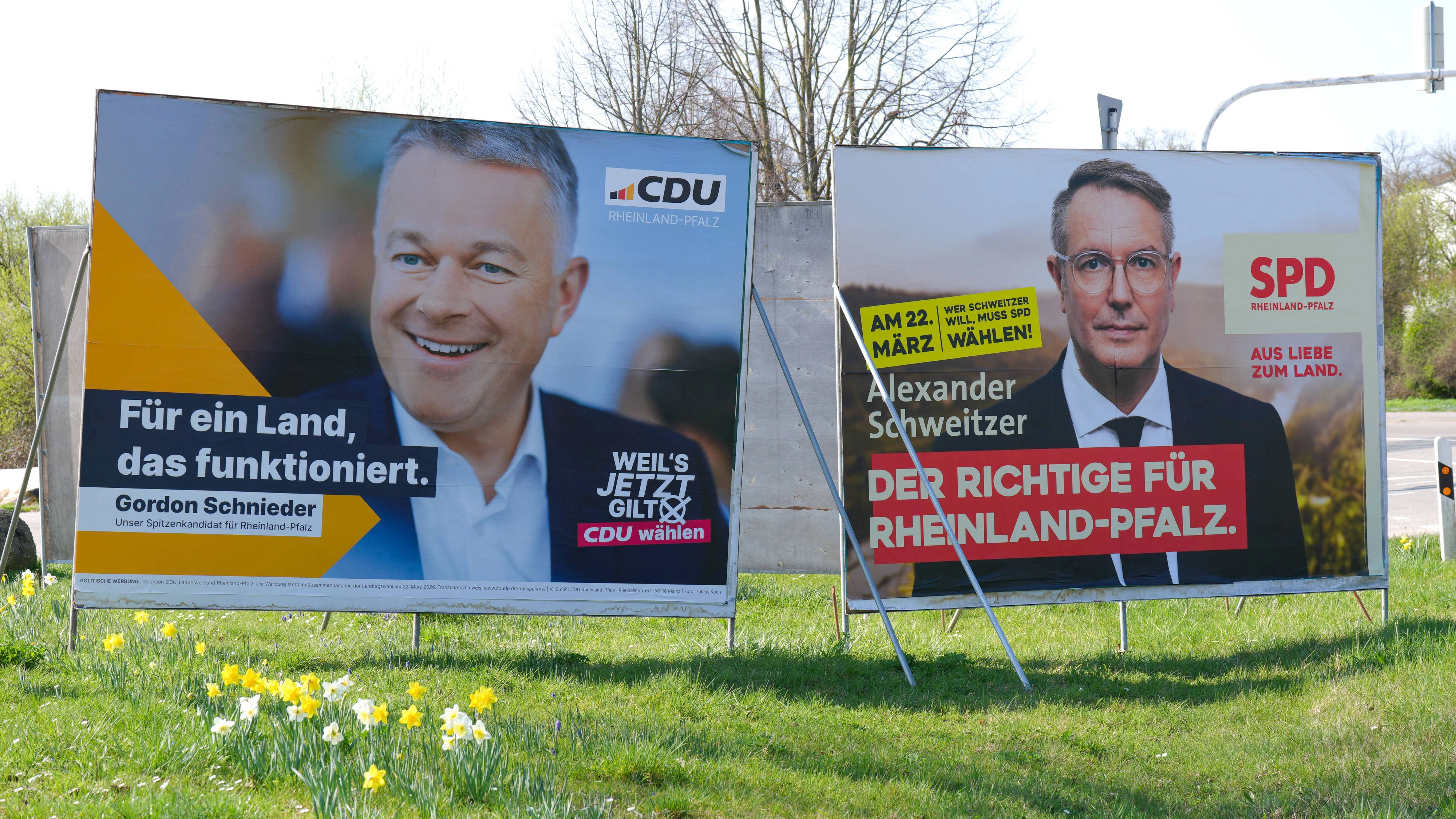 Wahlplakate CDU und SPD fuer den Landtagswahlkampf 2026 in Rheinland Pfalz Wahlplakate der beiden Spitzenkandidaten Gordon Schnieder CDU und Alexander Schweitzer SPD als Werbung der Parteien im Landtagswahlkampf 2026 in Rheinland-Pfalz Rheinland-Pfalz Deutschland *** Election posters CDU and SPD for the 2026 state election campaign in Rhineland-Palatinate Election posters of the two top candidates Gordon Schnieder CDU and Alexander Schweitzer SPD as advertising for the parties in the 2026 state election campaign in Rhineland-Palatinate Rhineland-Palatinate Germany