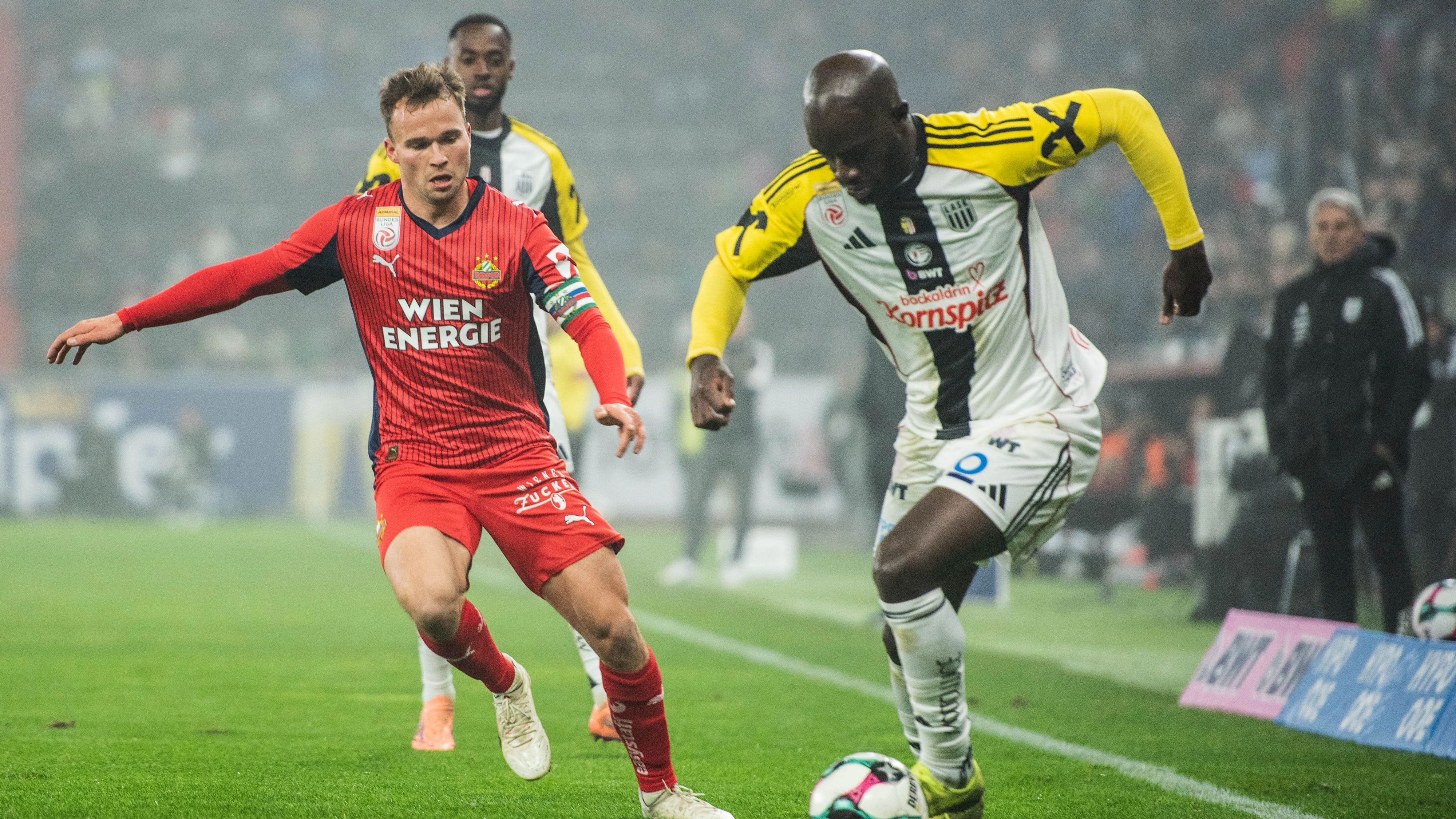 LINZ,AUSTRIA,30.NOV.25 - SOCCER - ADMIRAL Bundesliga, Linzer ASK vs SK Rapid Wien. Image shows Matthias Seidl (Rapid) and Samuel Adeniran (LASK). Photo: GEPA pictures/ Julio Arellano