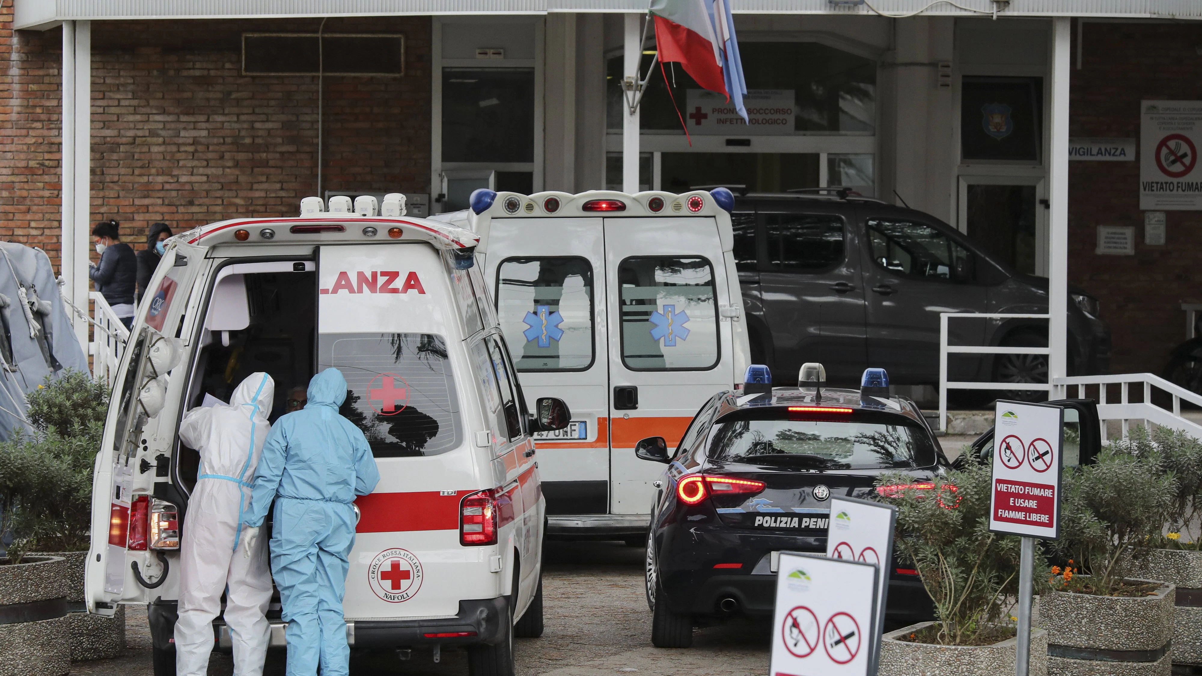 Naples outside the emergency room of the Cotugno infectious hospital with sick people in ambulances and in cars waiting for medical assistance and hospitalizations for coronavirus COVID 19 PUBLICATIONxINxGERxAUTxONLY Copyright: xSalvatorexLaportax/xIPAx/xKontrolabx 