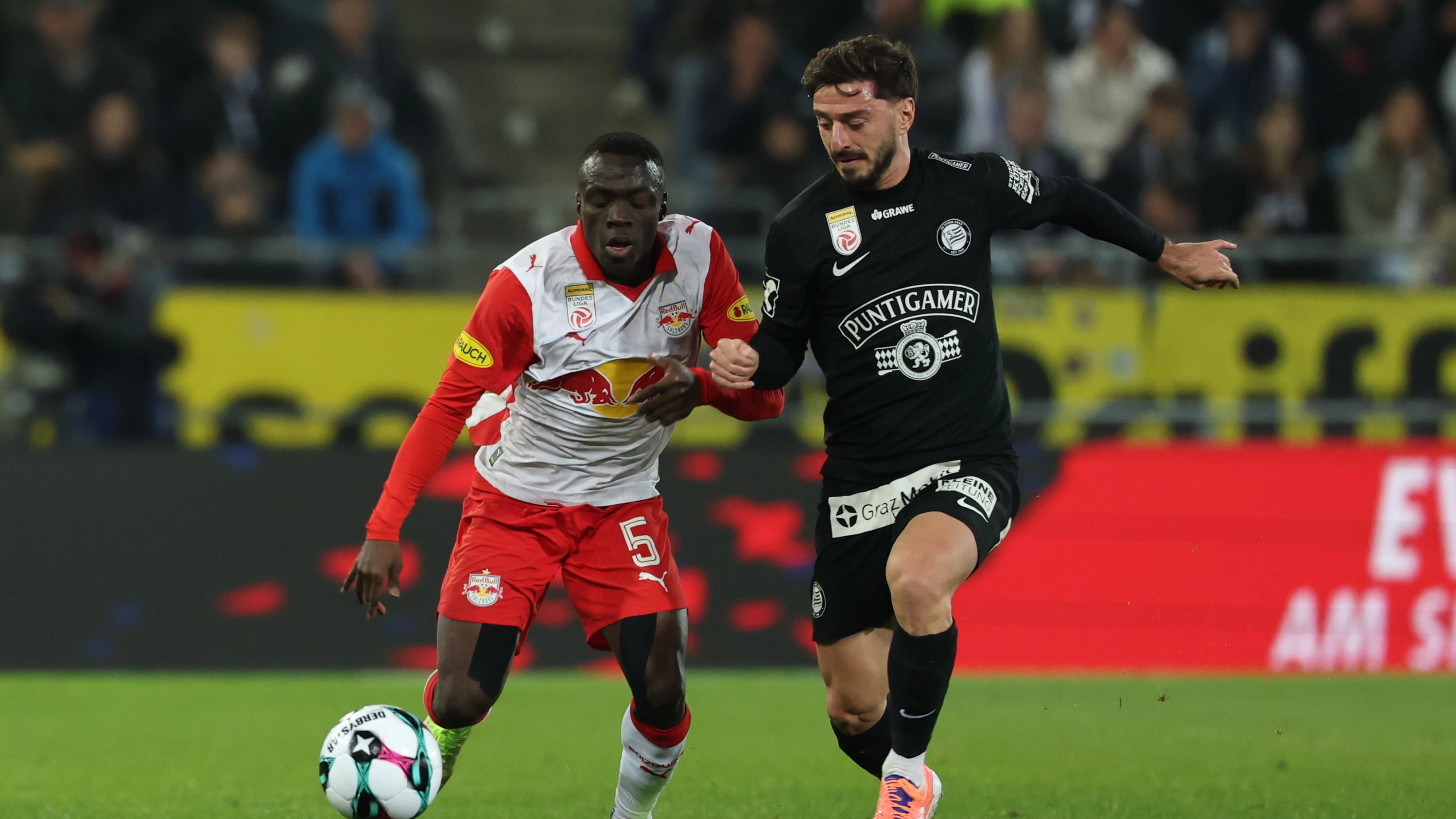 GRAZ,AUSTRIA,09.NOV.25 - SOCCER - ADMIRAL Bundesliga, SK Sturm Graz vs Red Bull Salzburg. Image shows Soumaila Diabite (RBS) and Otar Kiteishvili (Sturm). Photo: GEPA pictures/ Chris Bauer