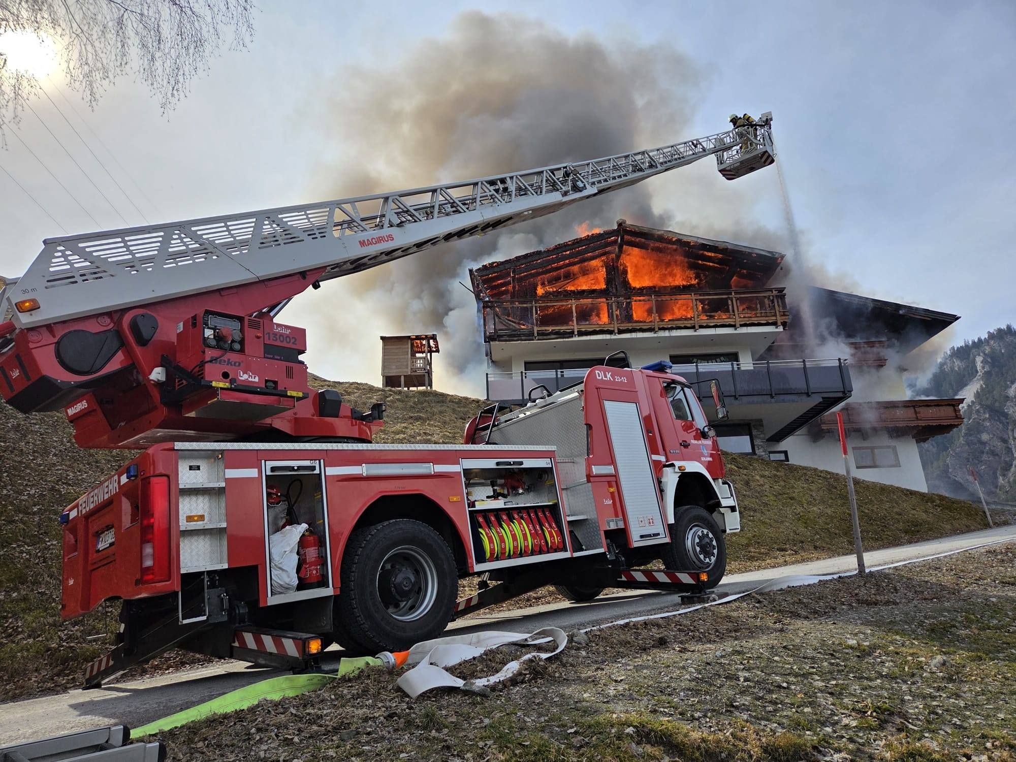 Am Mittwochnachmittag ist im Bezirk Liezen ein Beherbergungsbetrieb in Brand geraten. Rund 130 Kräfte der Feuerwehr waren im Einsatz. 