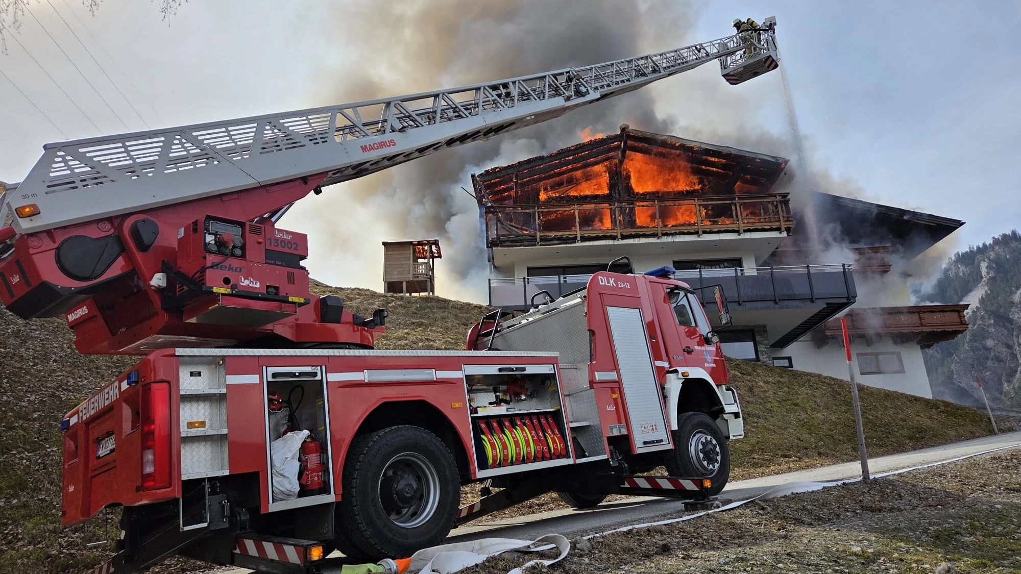 Am Mittwochnachmittag ist im Bezirk Liezen ein Beherbergungsbetrieb in Brand geraten. Rund 130 Kräfte der Feuerwehr waren im Einsatz. 