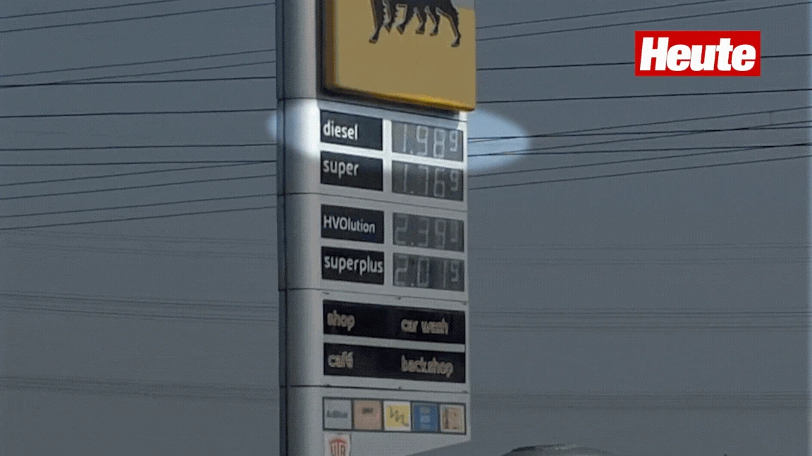 Kurz vor Mittag war der Liter Diesel bei dieser Tankstelle in Asten nahe der A1 noch um 11 Cent billiger, lag unter 2 Euro. Exakt um 12 Uhr schnalzte der Preis nach oben.