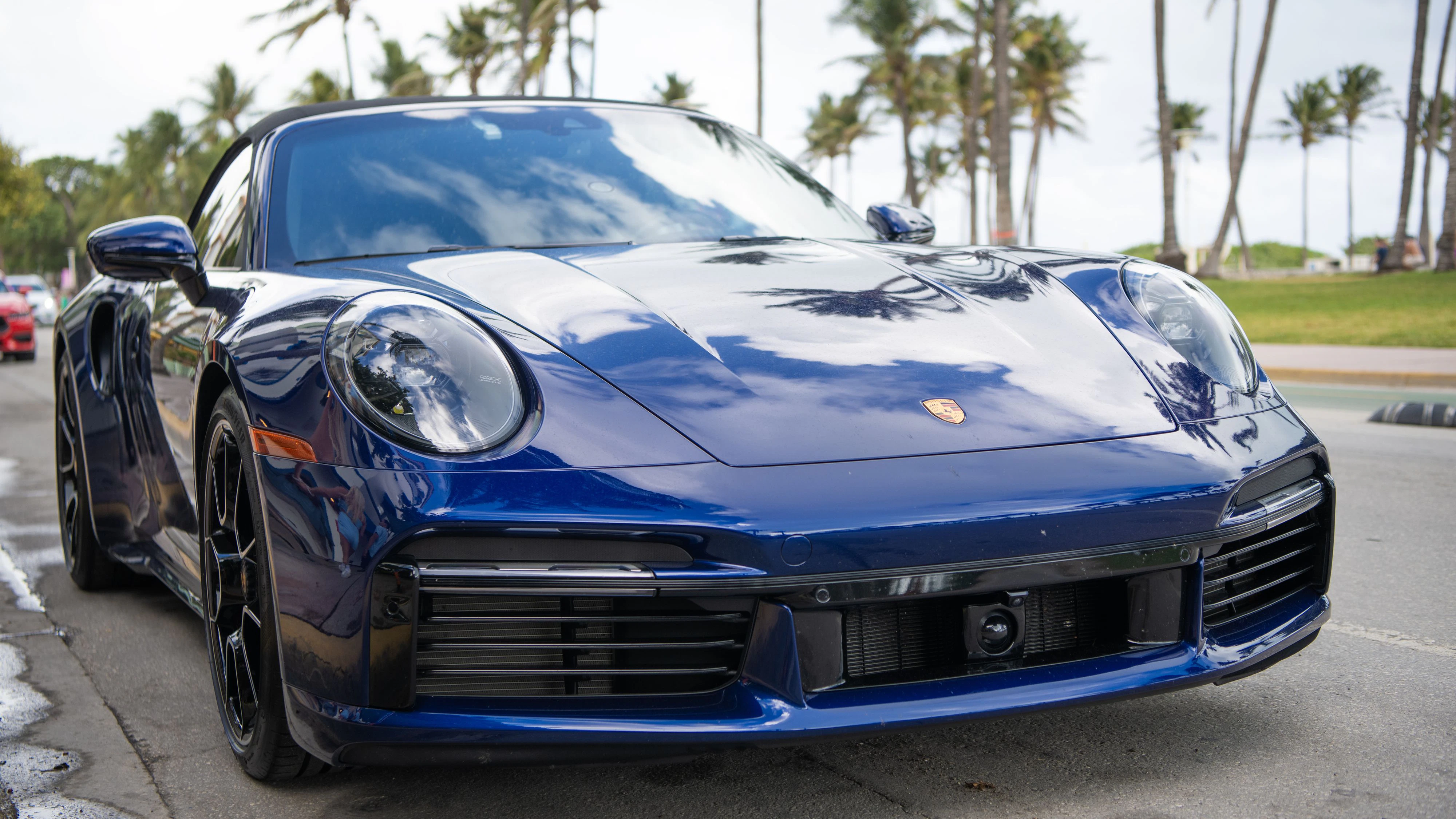 Zahlreiche Porsche-Modelle sitzen auf einer kenianischen Insel fest.