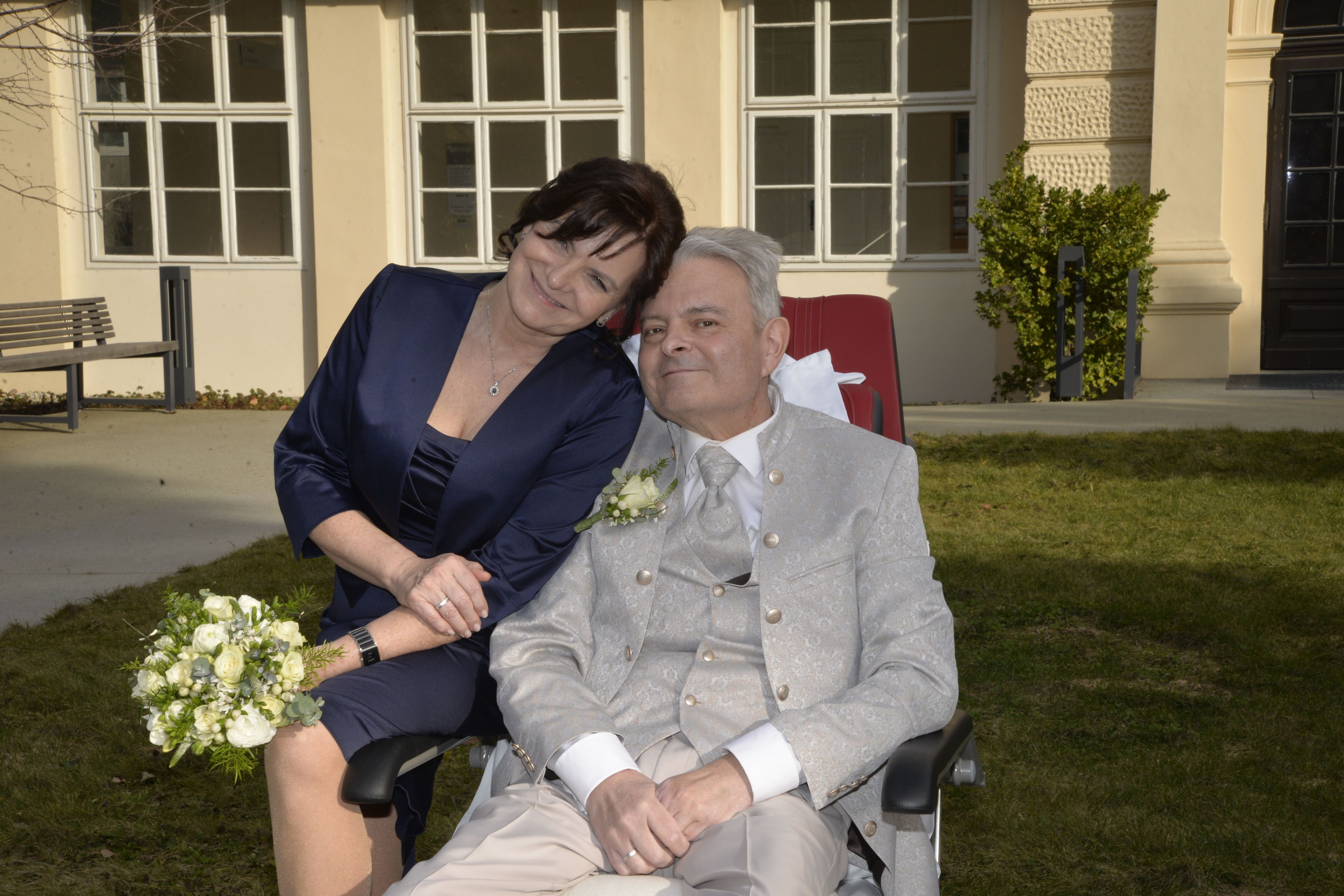 Johann und Martina geben sich auf der Chirurgischen Station das ewige Versprechen.