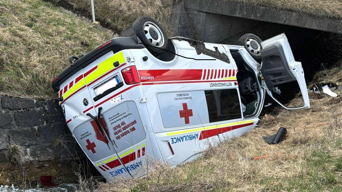 Heute.at - Rettungsauto im Einsatz schwer verunfallt – 4 Verletzte