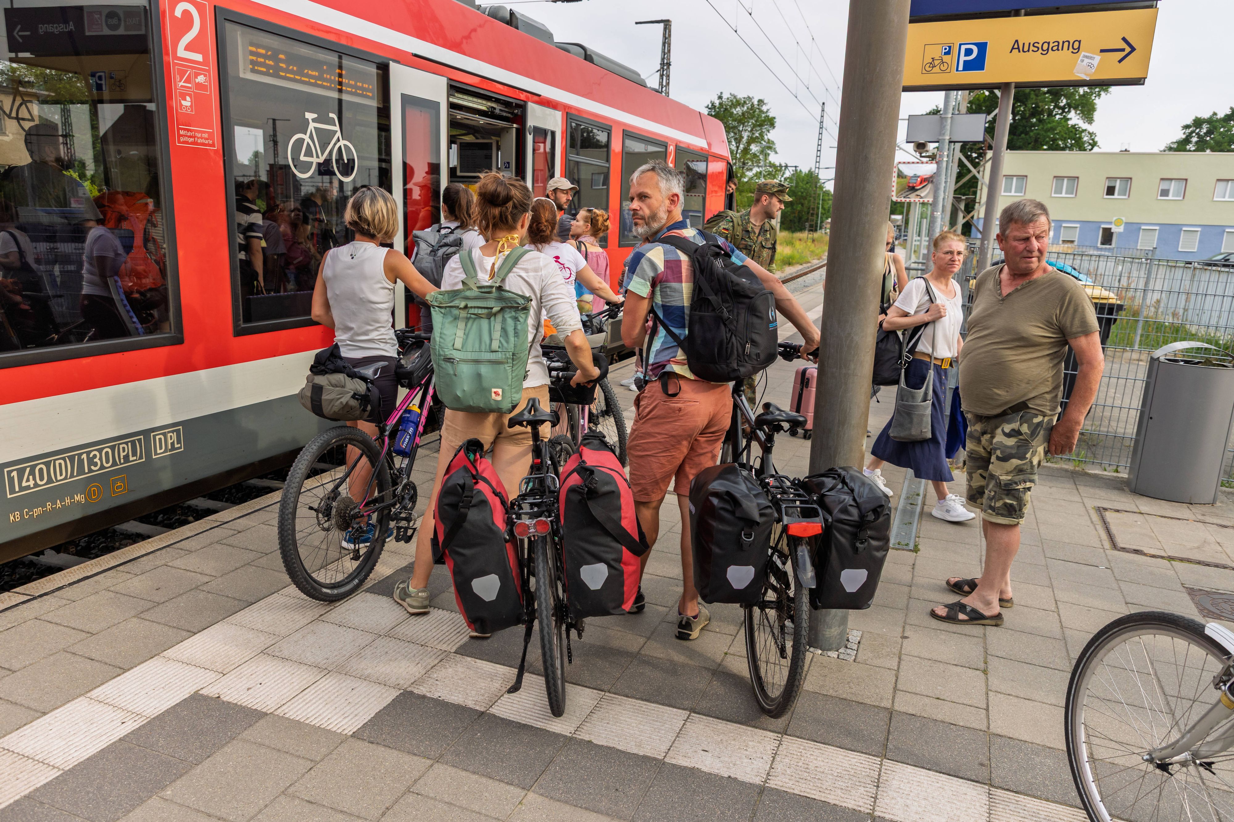 Die Deutsche Bahn startet ein Pilotprojekt mit Fahrrädern als Schienenersatzverkehr.