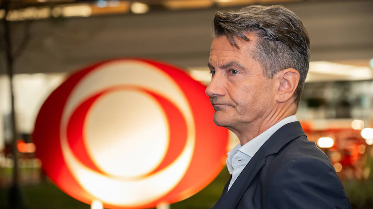 Der Fall von ORF-Boss Weißmann wühlt derzeit viele auf: Wie aber ist das mit Beziehungen, Liebe oder Sex am Arbeitsplatz? Welche Regeln gelten und wann muss der Arbeitgeber wissen, wer mit wem intim ist? Ein Anwalt und ein Unternehmensberater klären auf.