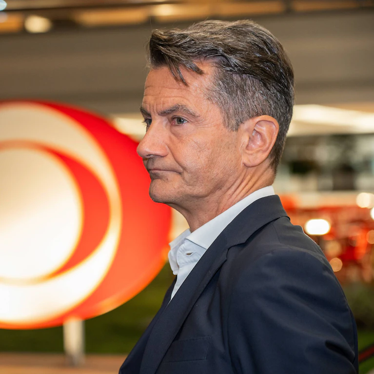 Der Fall von ORF-Boss Weißmann wühlt derzeit viele auf: Wie aber ist das mit Beziehungen, Liebe oder Sex am Arbeitsplatz? Welche Regeln gelten und wann muss der Arbeitgeber wissen, wer mit wem intim ist? Ein Anwalt und ein Unternehmensberater klären auf.