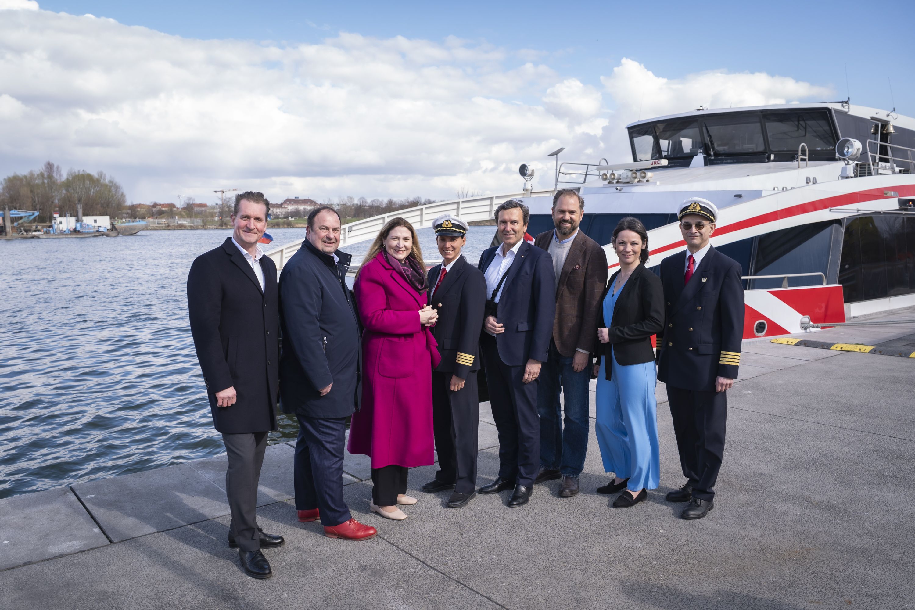 Wien Holding-Direktor Oliver Stribl, Bezirksvorsteher Alexander Nikolai (SP), Finanzstadträtin Barbara Novak (SP), DDSG-Kapitänin Stefanie Oberlechner, Raiffeisen-Chef Reinhard Karl, Markus Ornig (Neos), Katharina Weninger (SP), Kapitän Florian Pausch