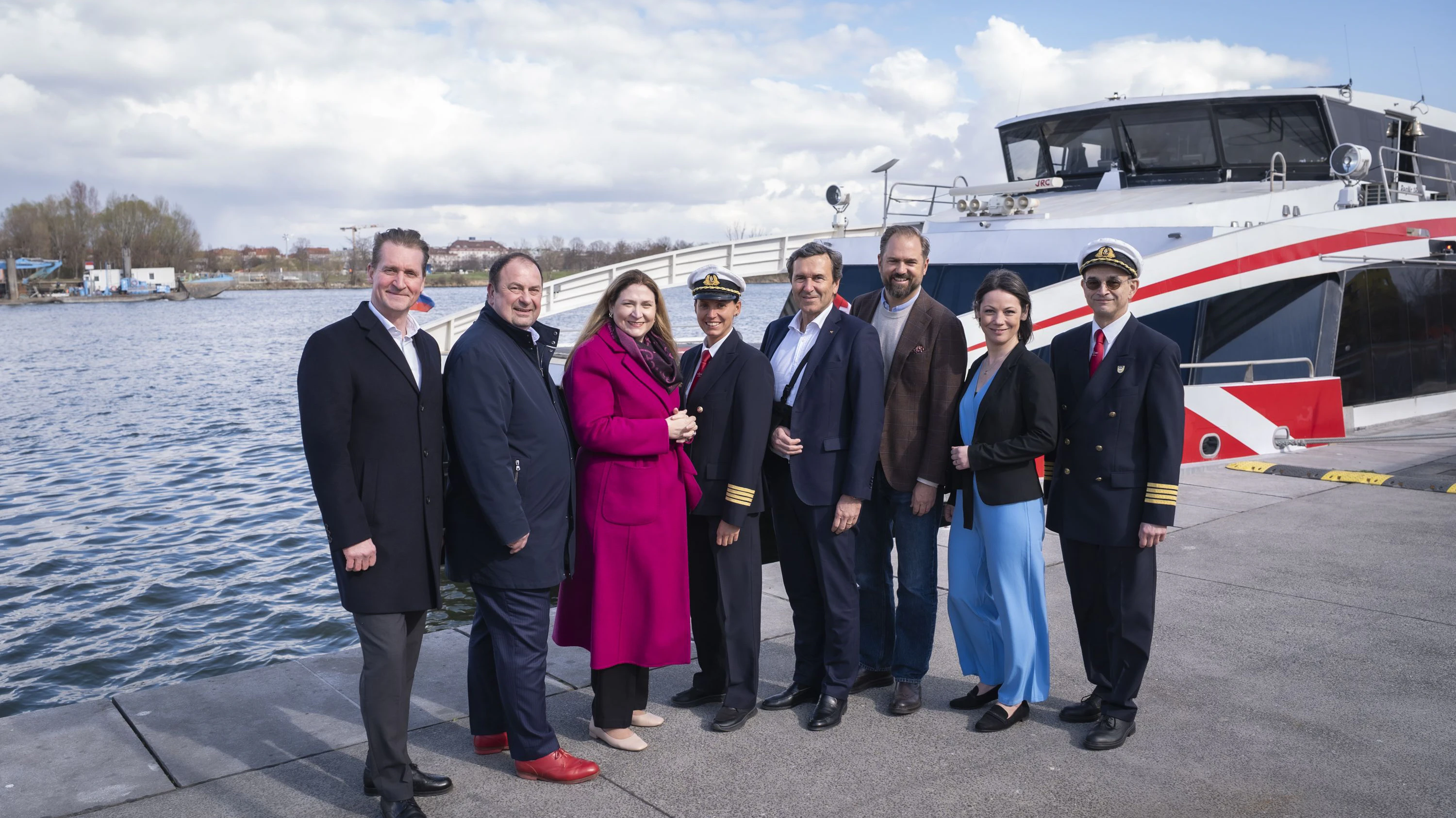 Wien Holding-Direktor Oliver Stribl, Bezirksvorsteher Alexander Nikolai (SP), Finanzstadträtin Barbara Novak (SP), DDSG-Kapitänin Stefanie Oberlechner, Raiffeisen-Chef Reinhard Karl, Markus Ornig (Neos), Katharina Weninger (SP), Kapitän Florian Pausch