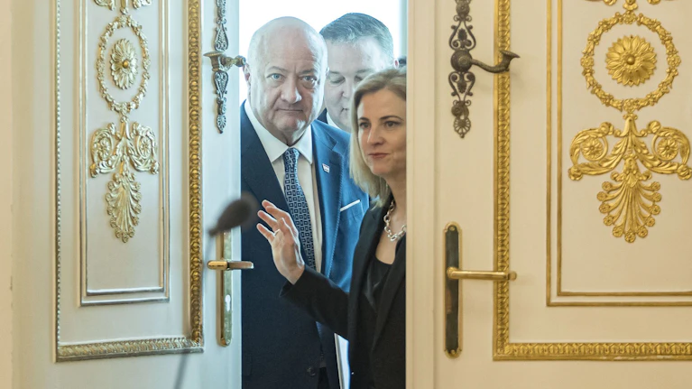 Der ORF will weiter mit Nachrichten über sich selbst punkten. Er trat damit in einen Wettstreit mit der Regierung ein, die uns diese Woche mit einer Spritpreisbremse bespaßte. Wer das nicht lustig findet, hat aktuell schlechte Karten.