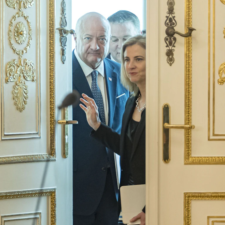 Der ORF will weiter mit Nachrichten über sich selbst punkten. Er trat damit in einen Wettstreit mit der Regierung ein, die uns diese Woche mit einer Spritpreisbremse bespaßte. Wer das nicht lustig findet, hat aktuell schlechte Karten.