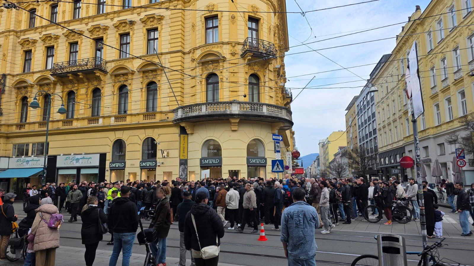 Zahlreiche Menschen kamen am Freitag an der Landstraße zusammen, um den Opfern der Messer-Attacke zu gedenken.
