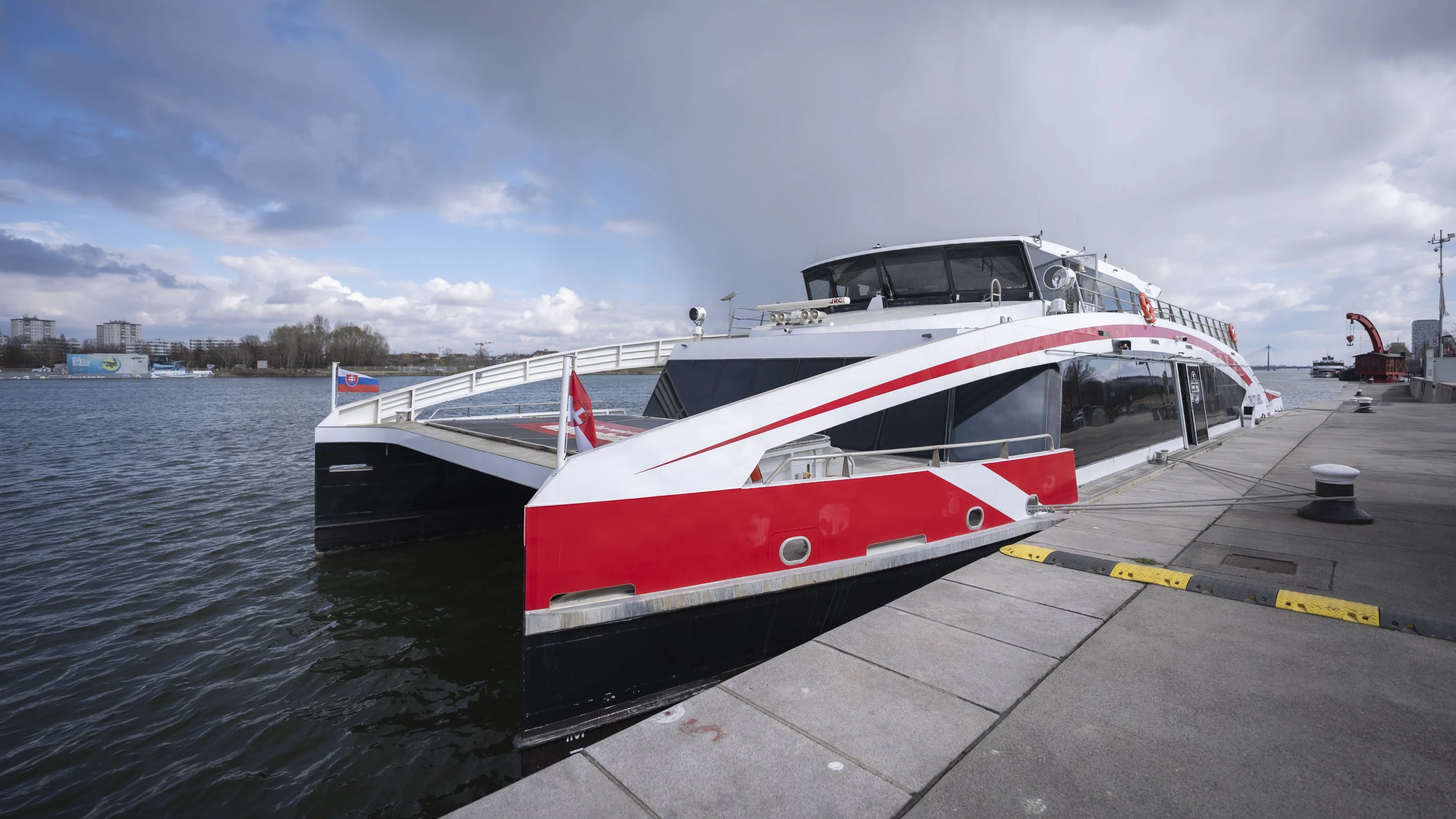 Twin City Liner fährt täglich von Wien nach Bratislava. 