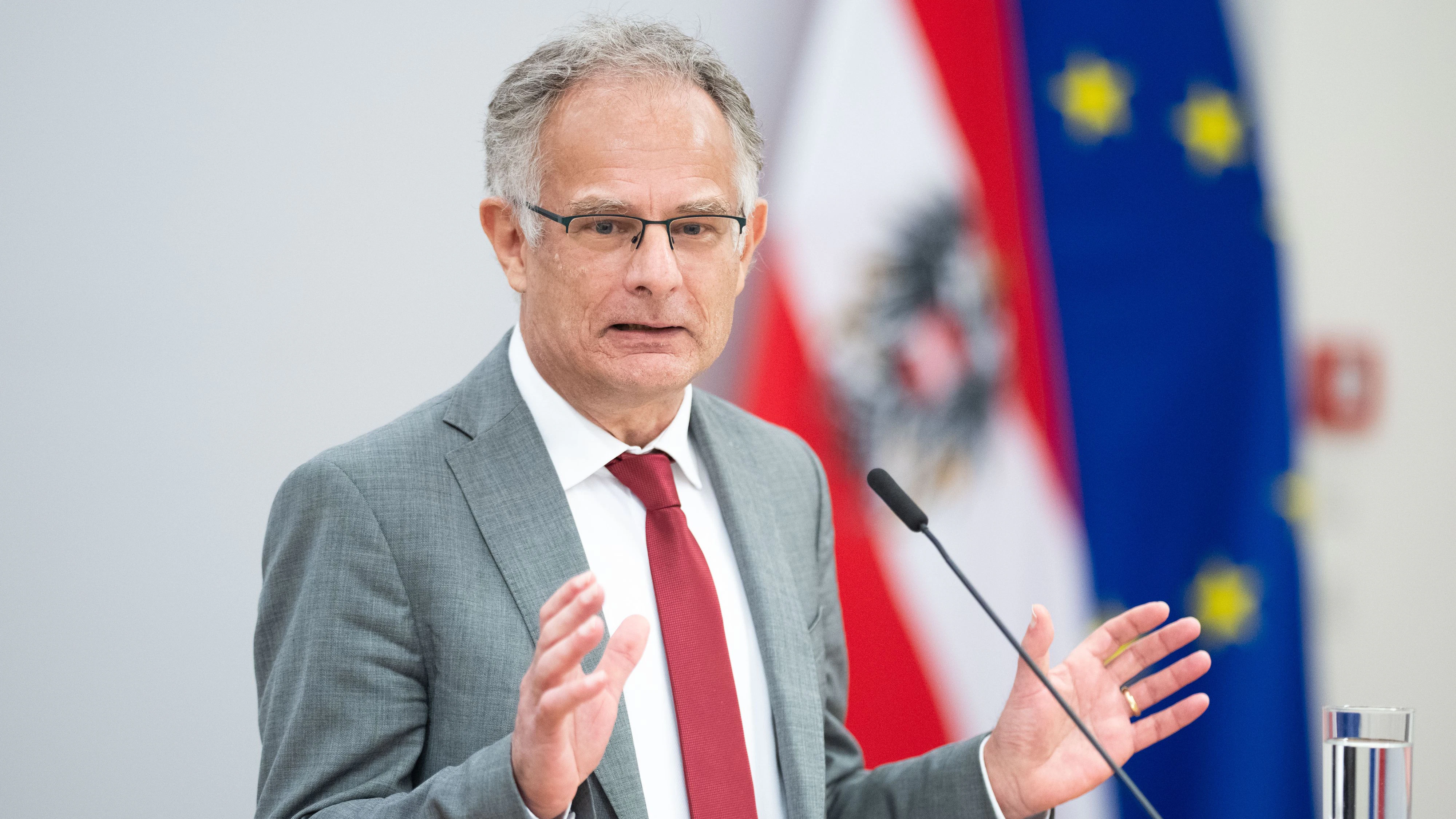 Heute.at - Minister gesteht: Budgetloch größer als bisher bekannt