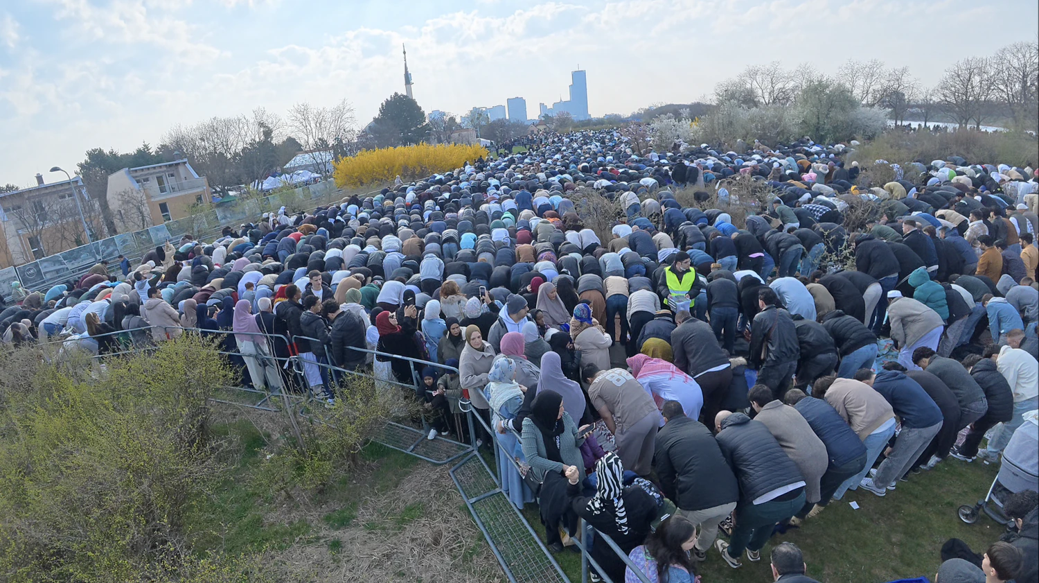 Heute.at - Muezzin ruft – Muslime pilgern zu Wiener Moschee