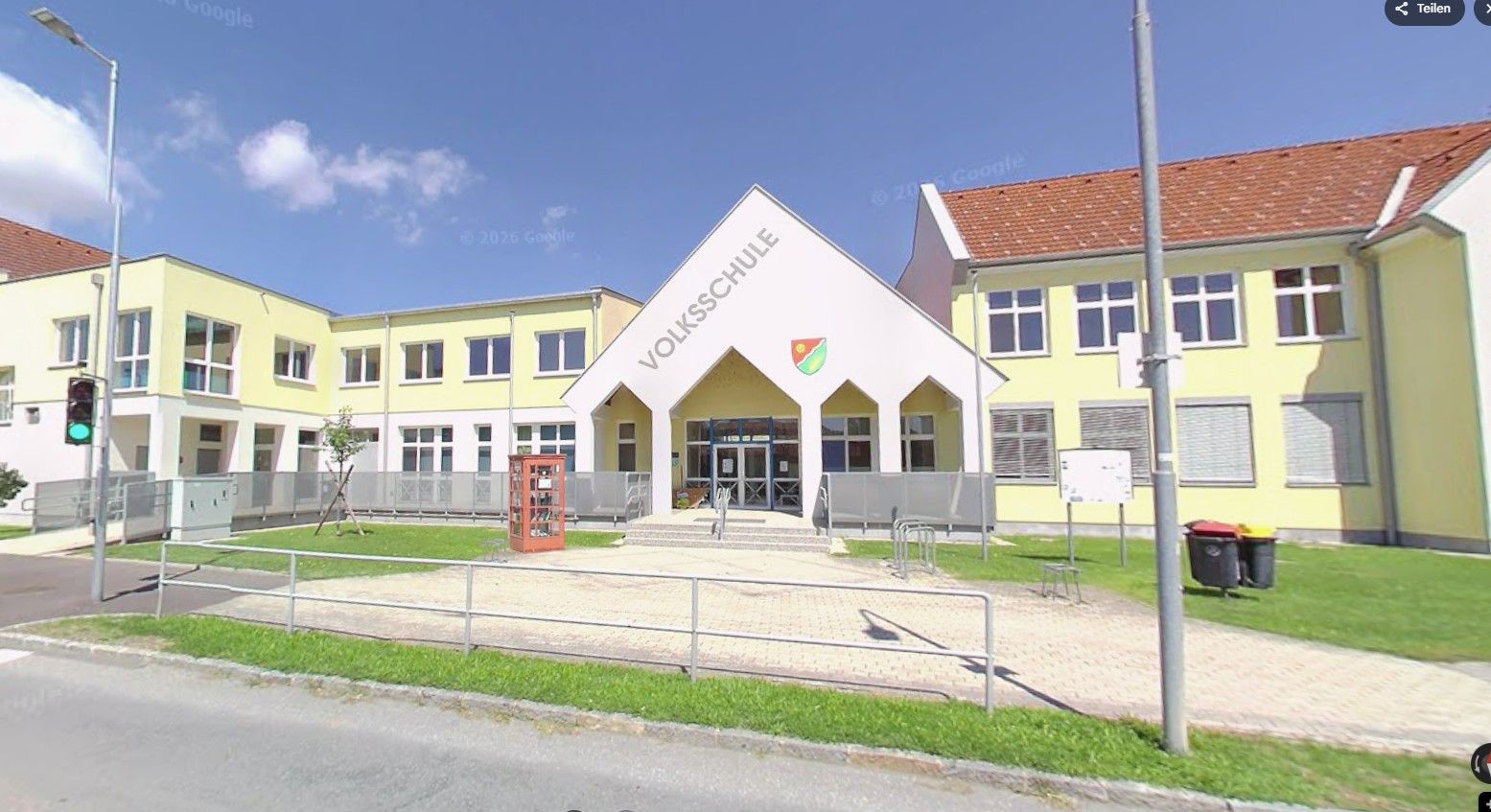 Hier in Enzersdorf an der Fischa (NÖ) geht Mia in die Volksschule.
