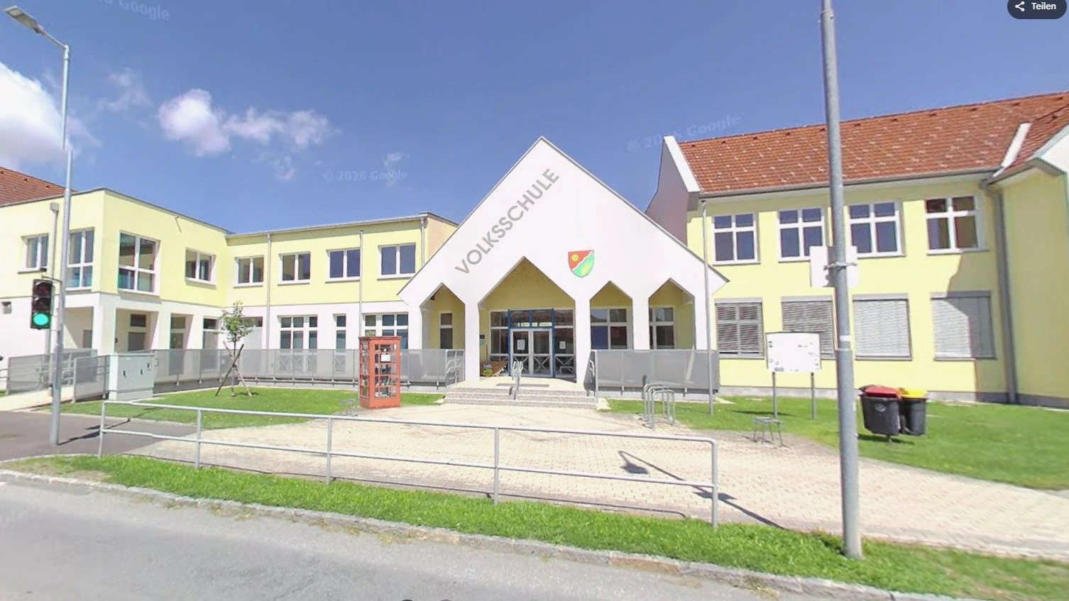 Hier in Enzersdorf an der Fischa (NÖ) geht Mia in die Volksschule.