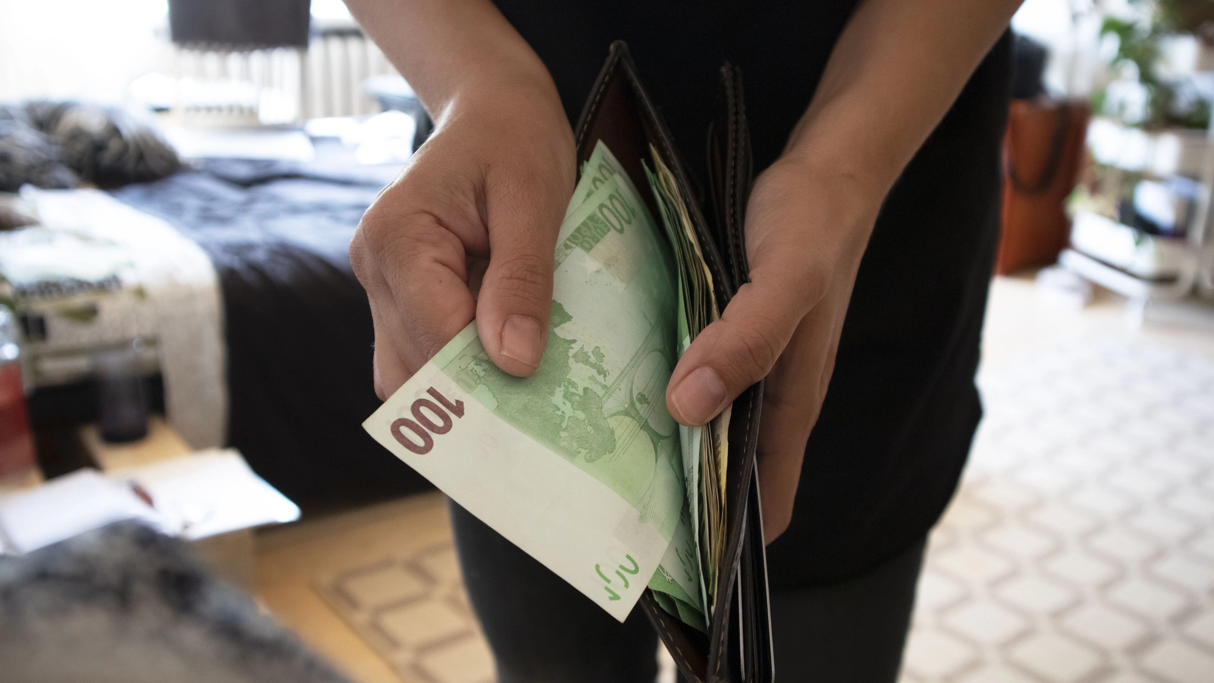 Immer wieder verschwanden 100-Euro-Scheine aus der Geldbörse. 