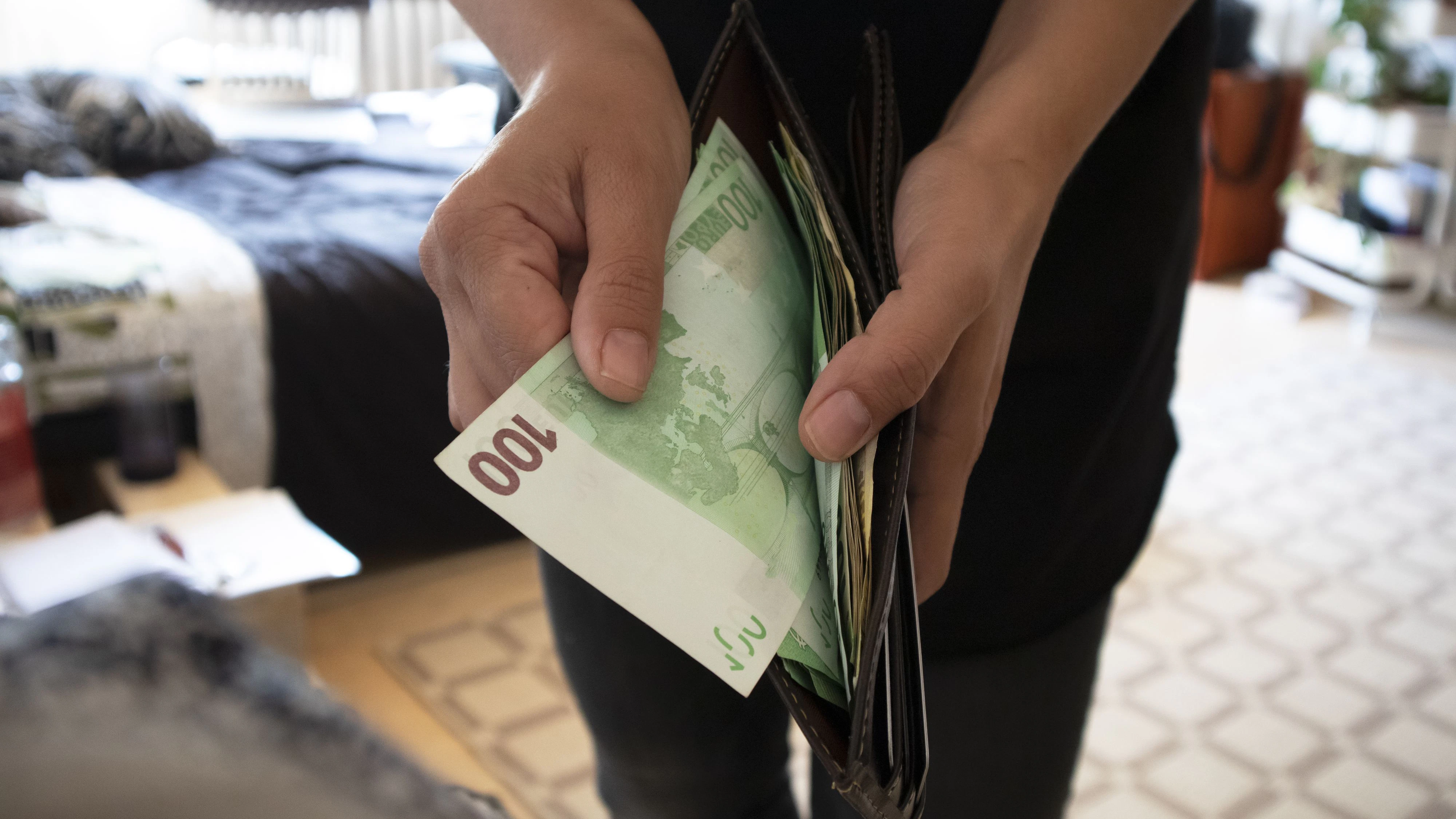 Immer wieder verschwanden 100-Euro-Scheine aus der Geldbörse. 