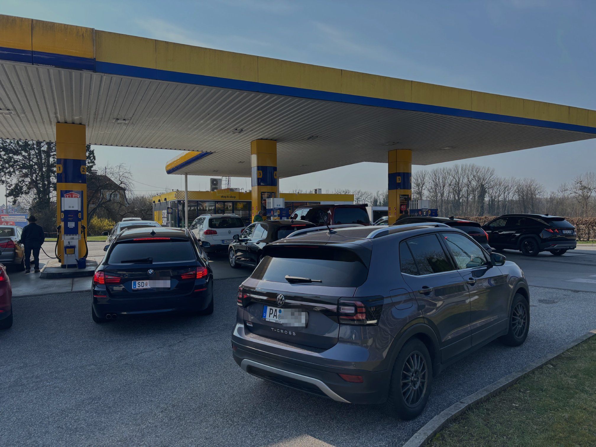 In Schärding ist der Ärger an der Tankstelle über die Preissprünge groß. Zahlreiche Lenker mit Passauer Kennzeichen stürmen derzeit die Tankstellen.