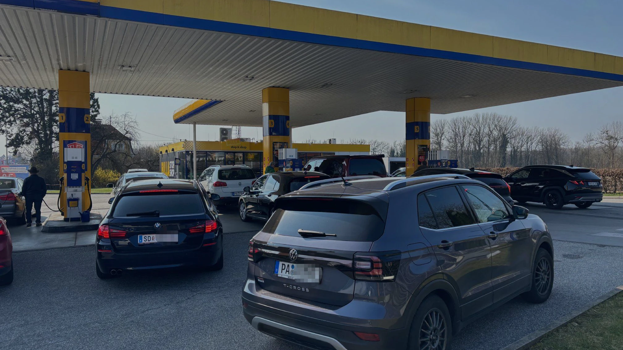 In Schärding ist der Ärger an der Tankstelle über die Preissprünge groß.