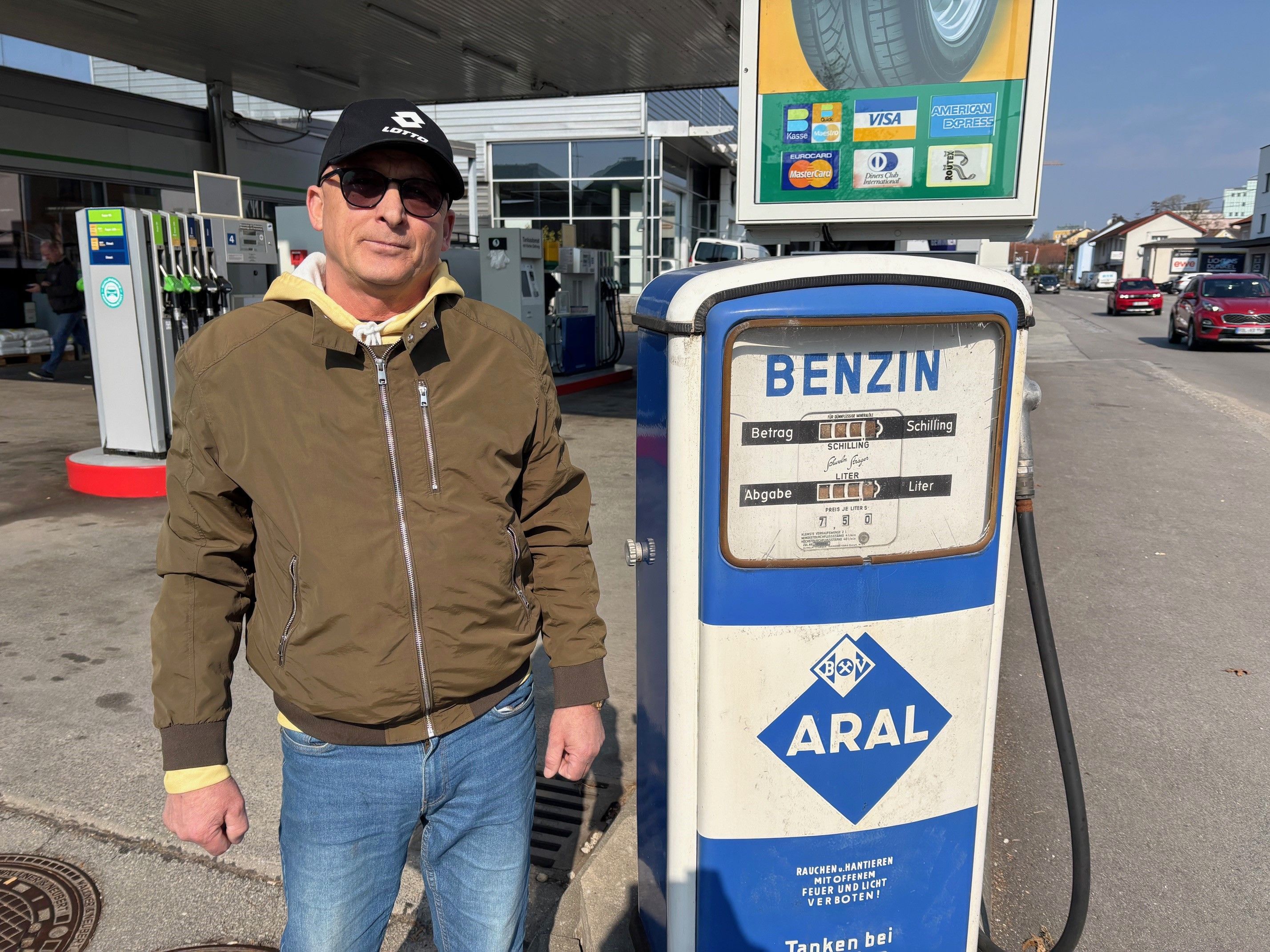 Vatavu Costa sind die derzeitigen Spritpreise zu hoch. Er hofft, dass die neue Regelung die Preise etwas einbremst.