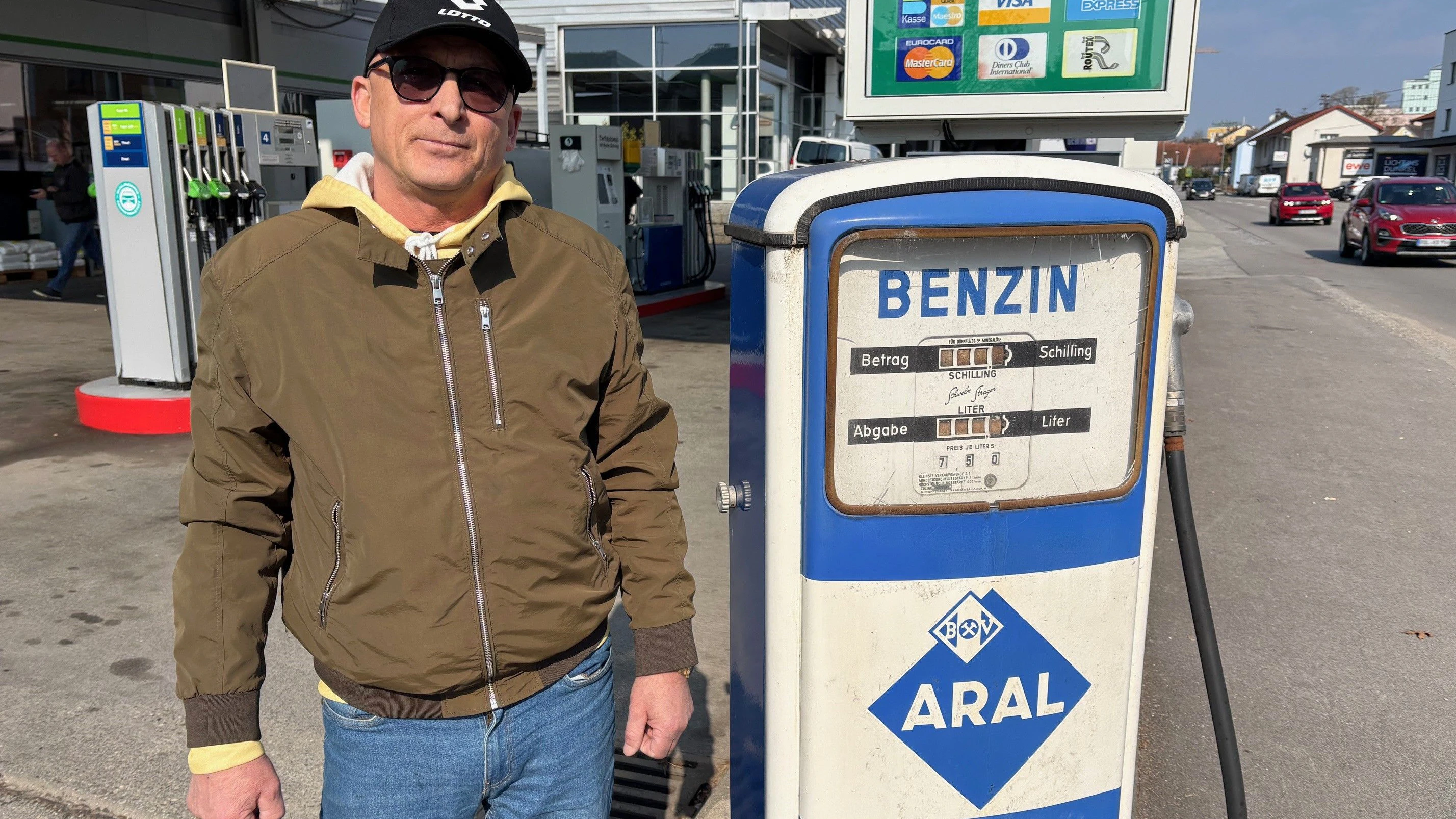 Vatavu Costa sind die derzeitigen Spritpreise zu hoch. Er hofft, dass die neue Regelung die Preise etwas einbremst.