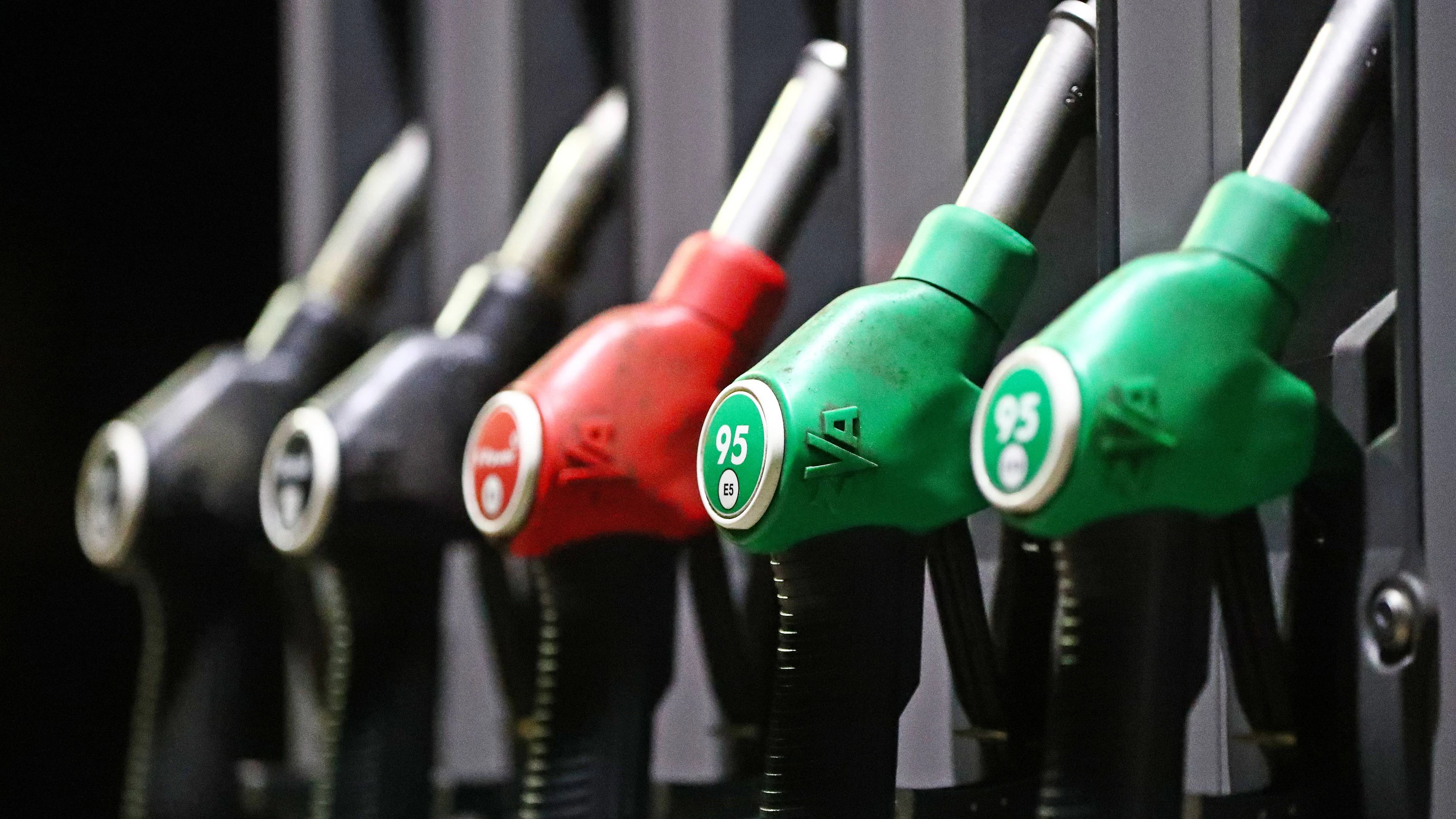 Die FPÖ bringt ein eigenens Modell zur Senkung der Spritpreise im Parlament ein. (Symbolbild)