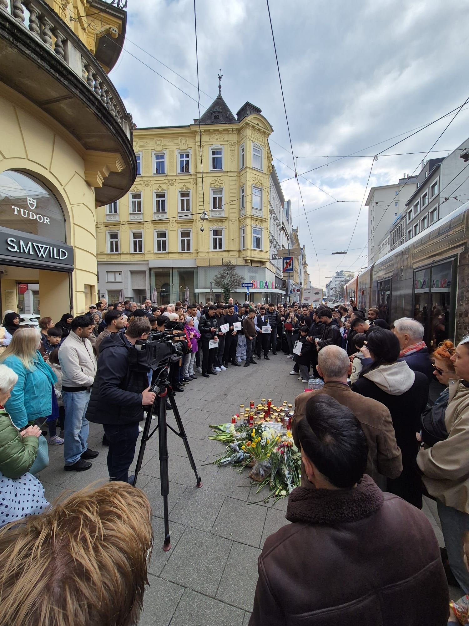 Am Freitag um 15 Uhr versammelten sich zahlreiche Menschen in Linz.