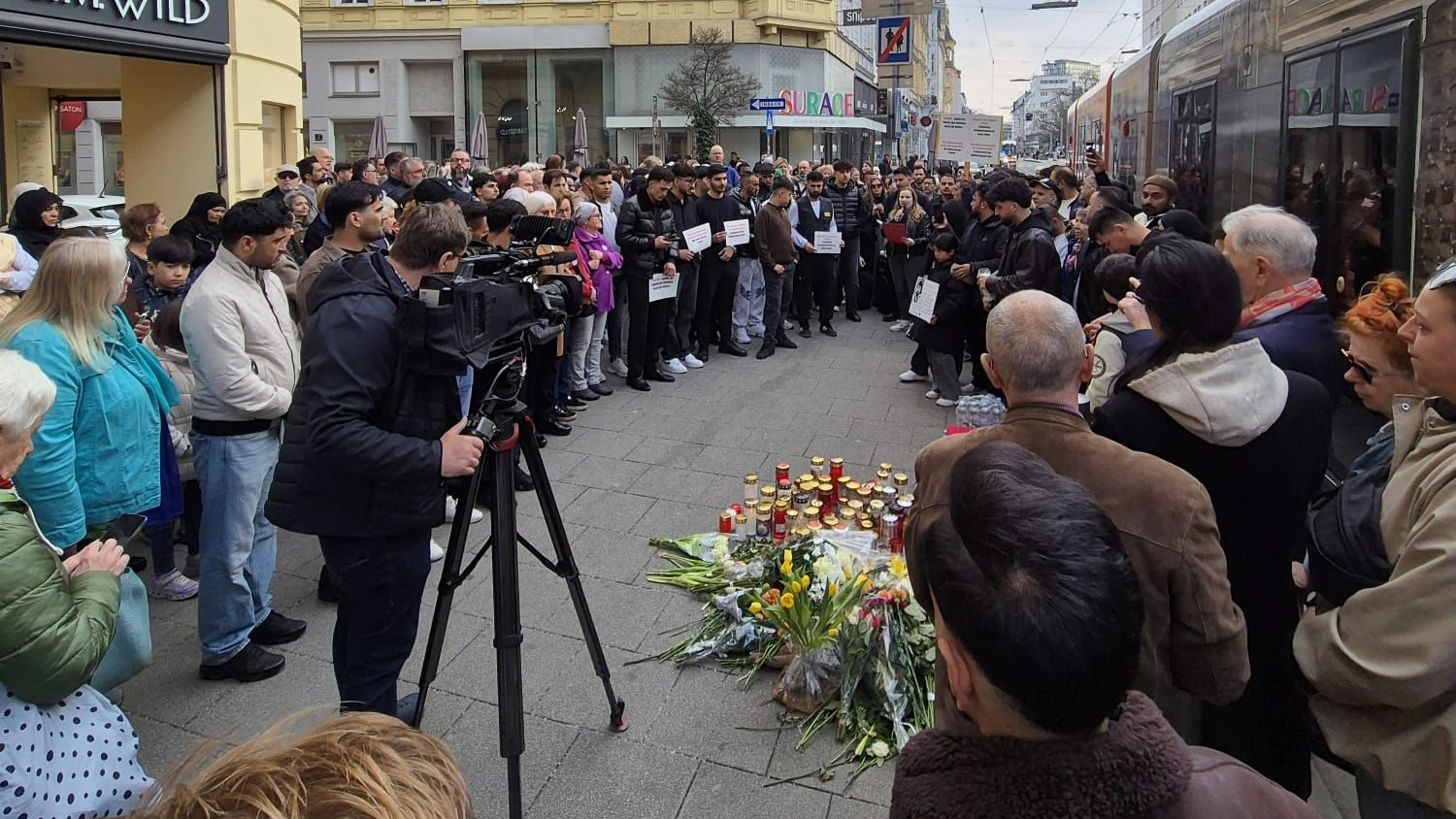 Am Freitag um 15 Uhr versammelten sich zahlreiche Menschen in Linz.