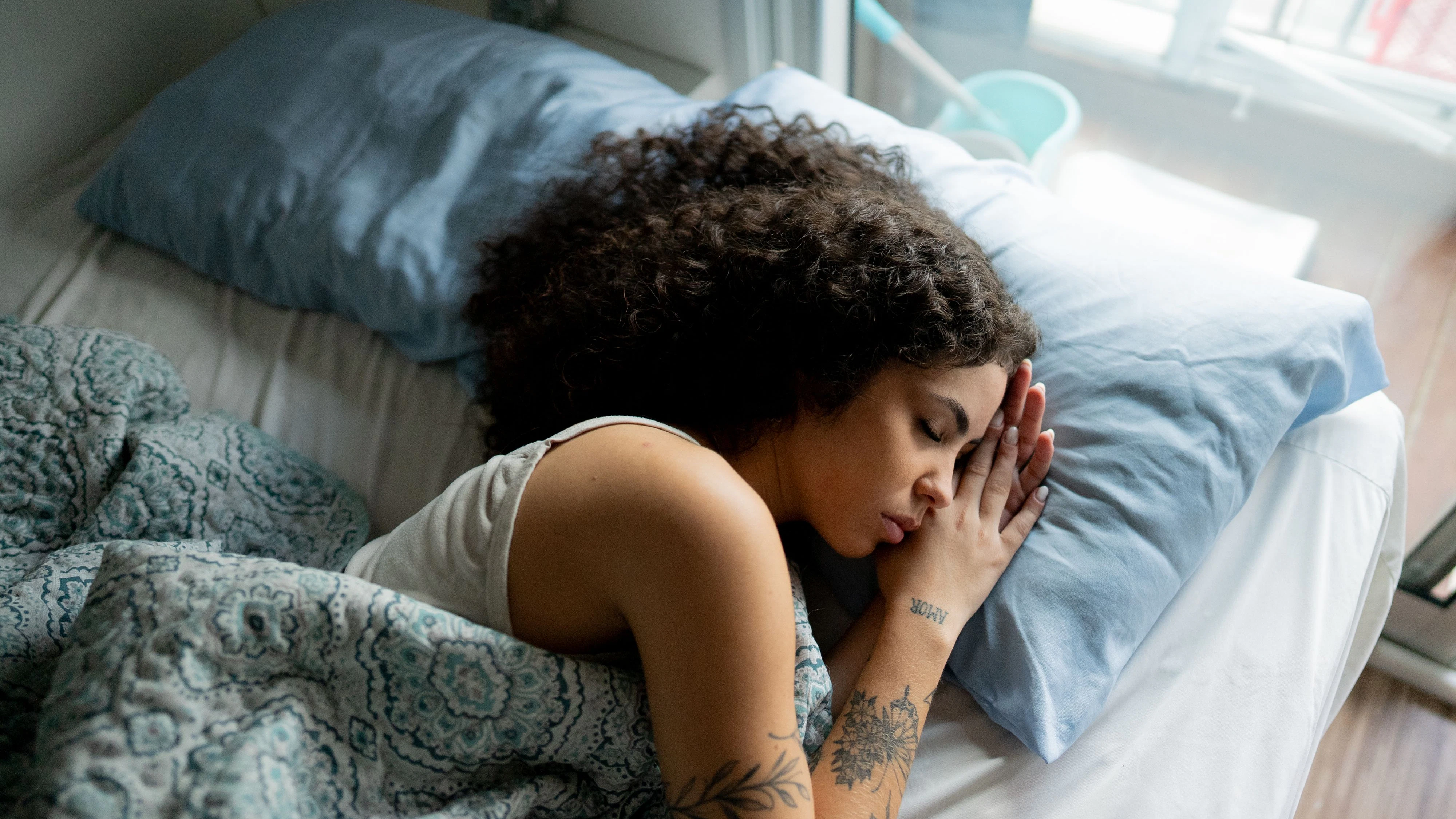 Heute.at - Auf der Seite schlafen: Macht es dein Gesicht schief?